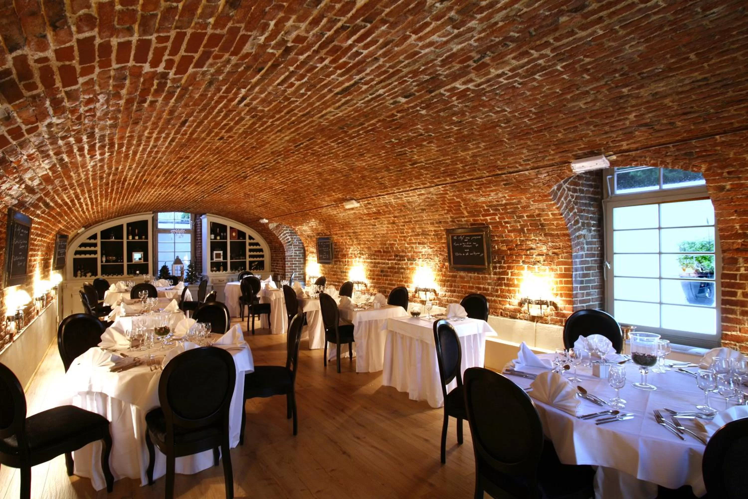 Restaurant/places to eat in Château De La Motte Fenelon