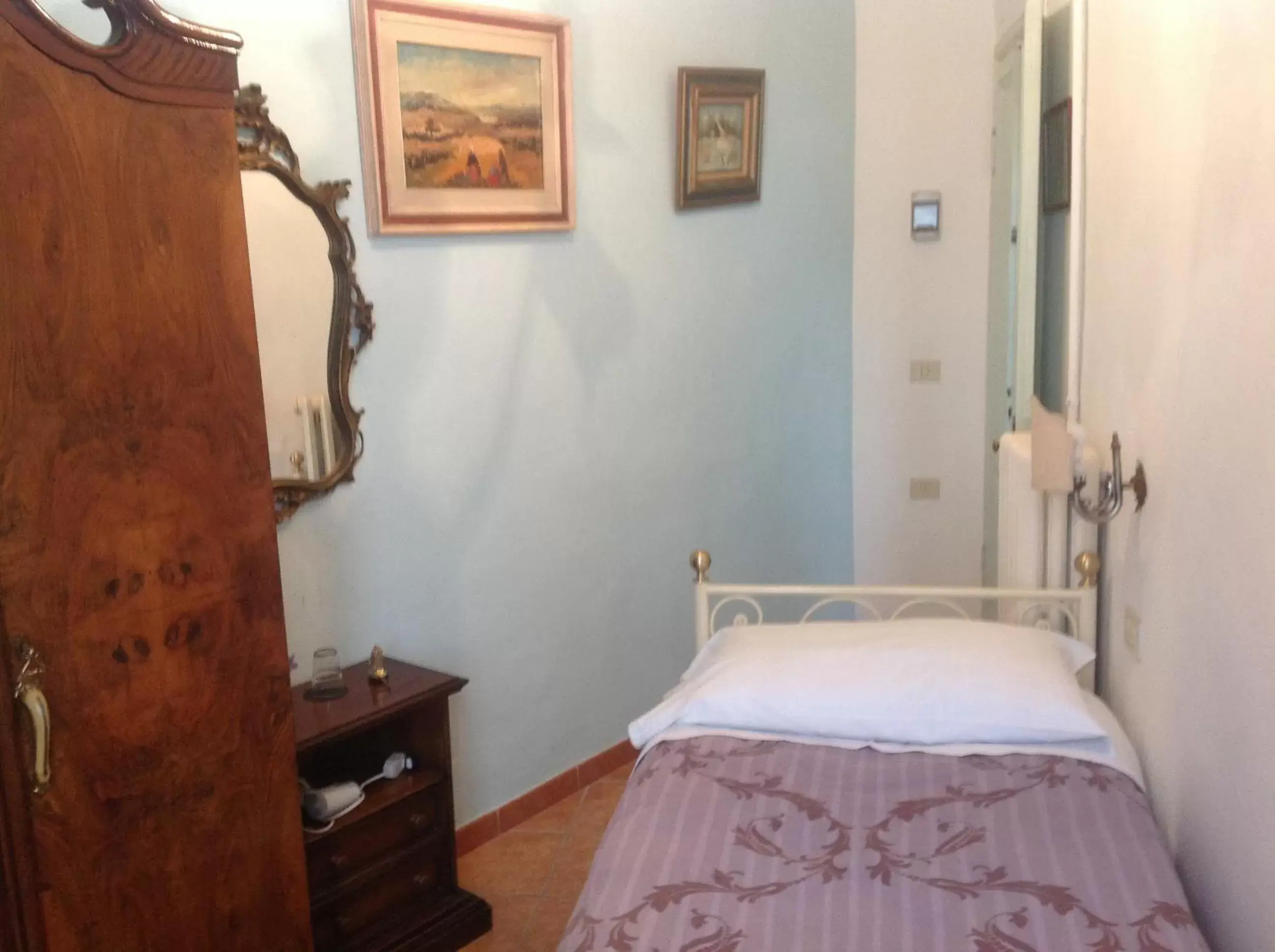 Basic Single Room with Shared Bathroom in Hotel Il Bargellino
