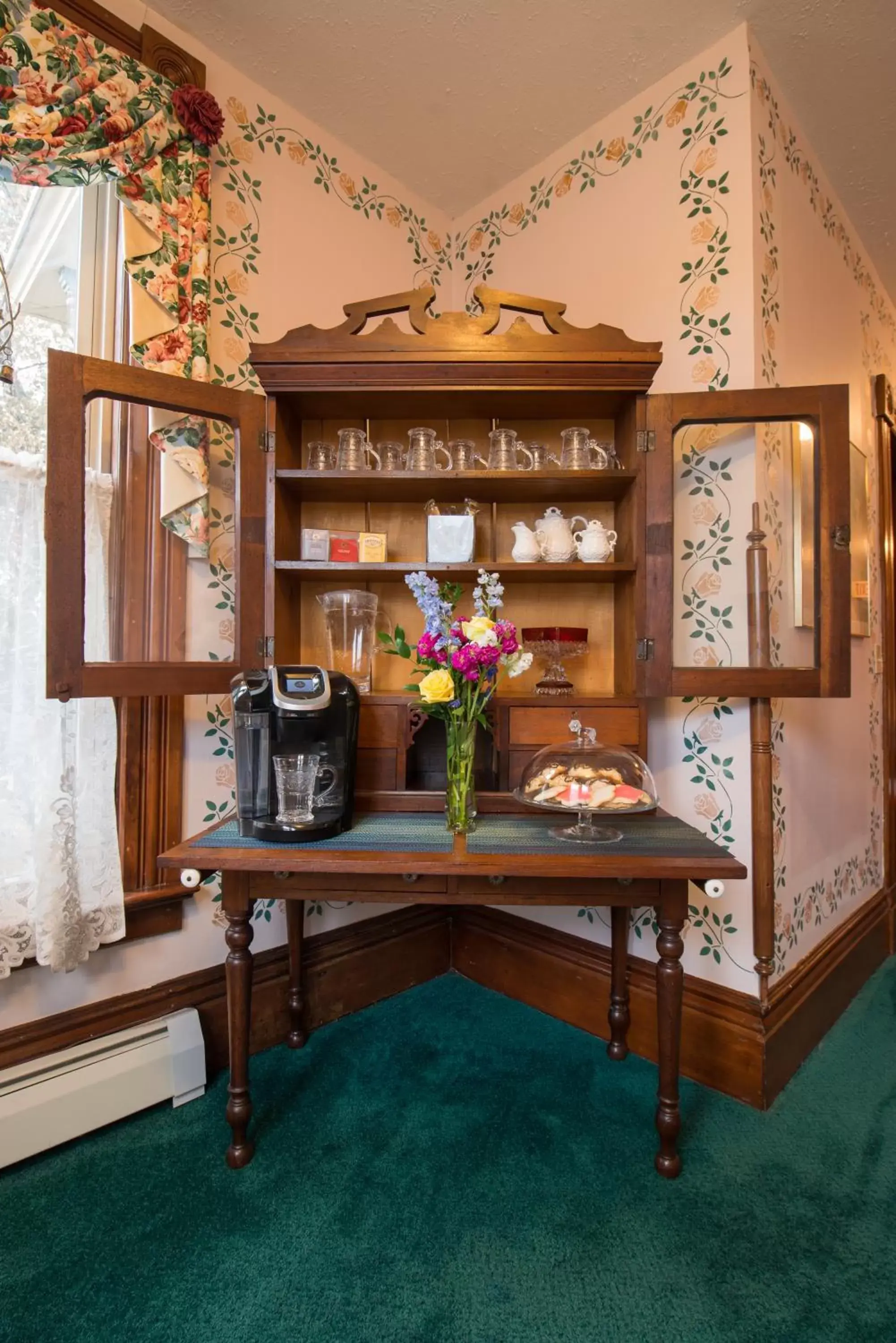 Coffee/tea facilities in Sutherland House Victorian Bed and Breakfast
