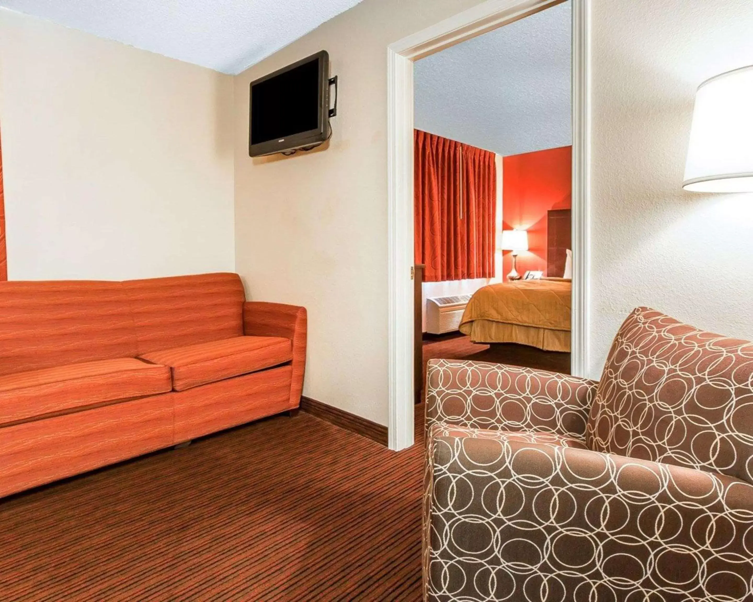 Bedroom, Seating Area in MainStay Suites Knoxville Airport