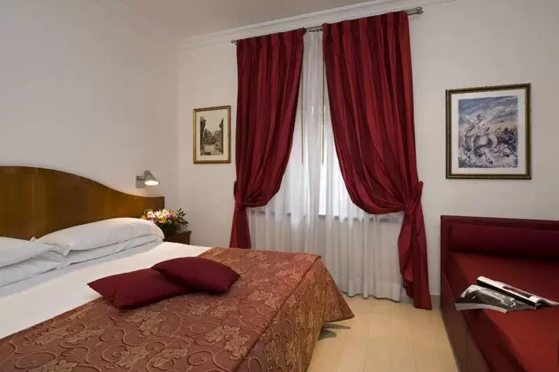 Photo of the whole room, Bed in Hotel De Petris