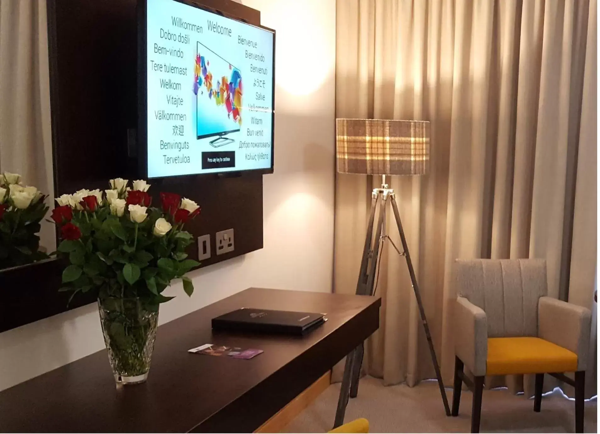 Photo of the whole room, TV/Entertainment Center in Menlo Park Hotel