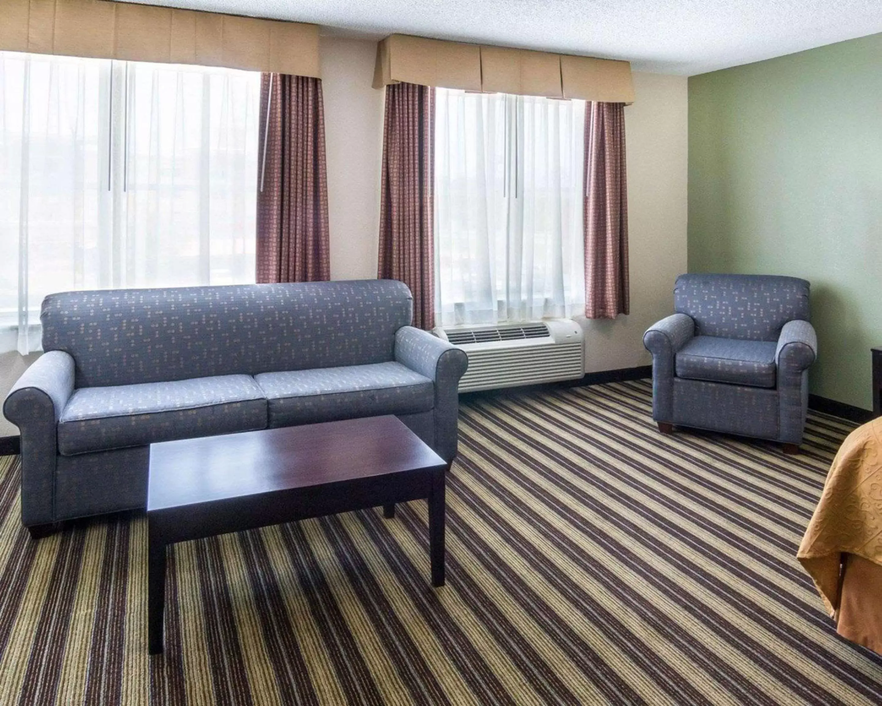 Photo of the whole room, Seating Area in Quality Inn & Suites West Monroe