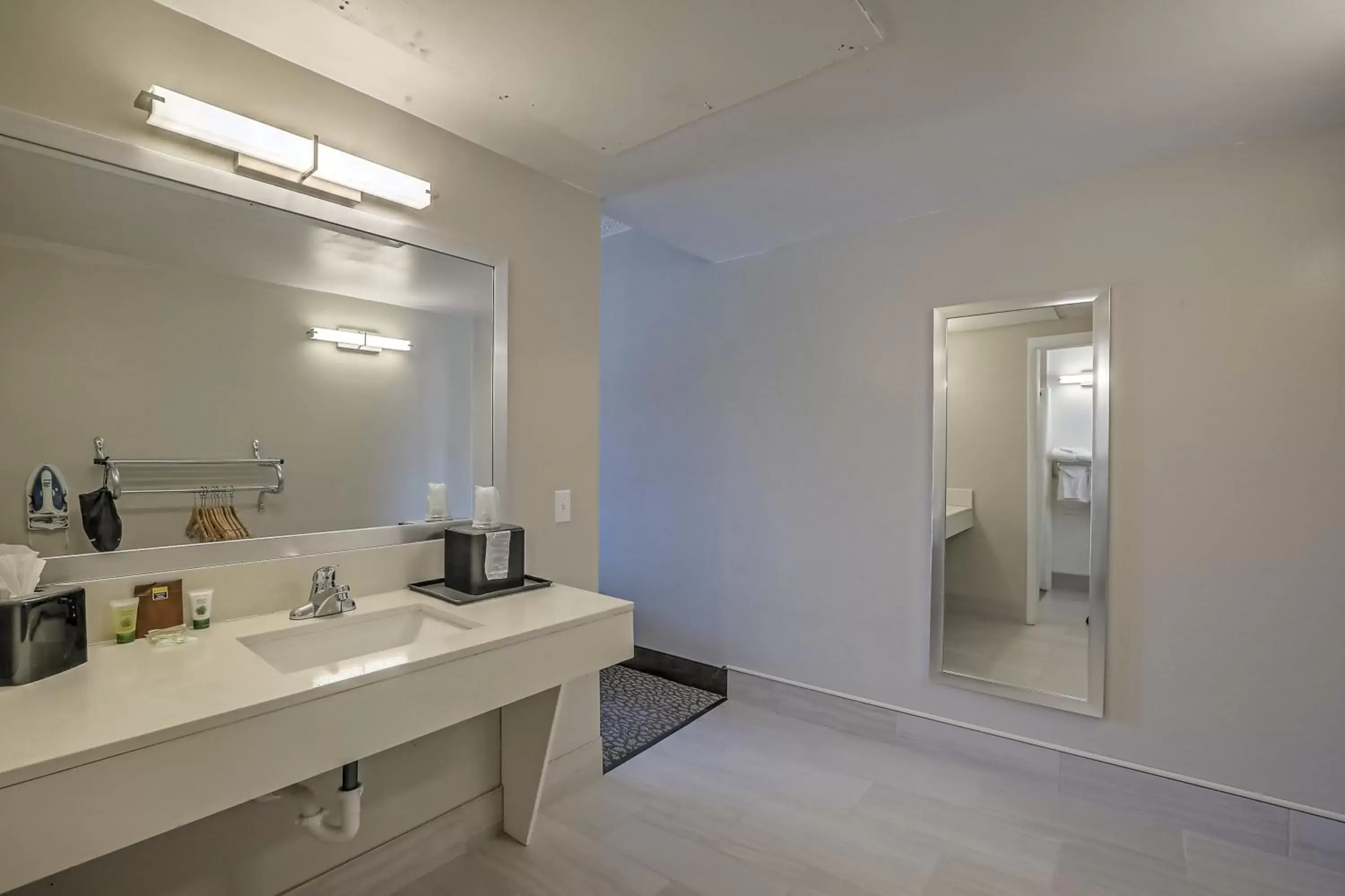 Bathroom in El Sendero Inn, Ascend Hotel Collection