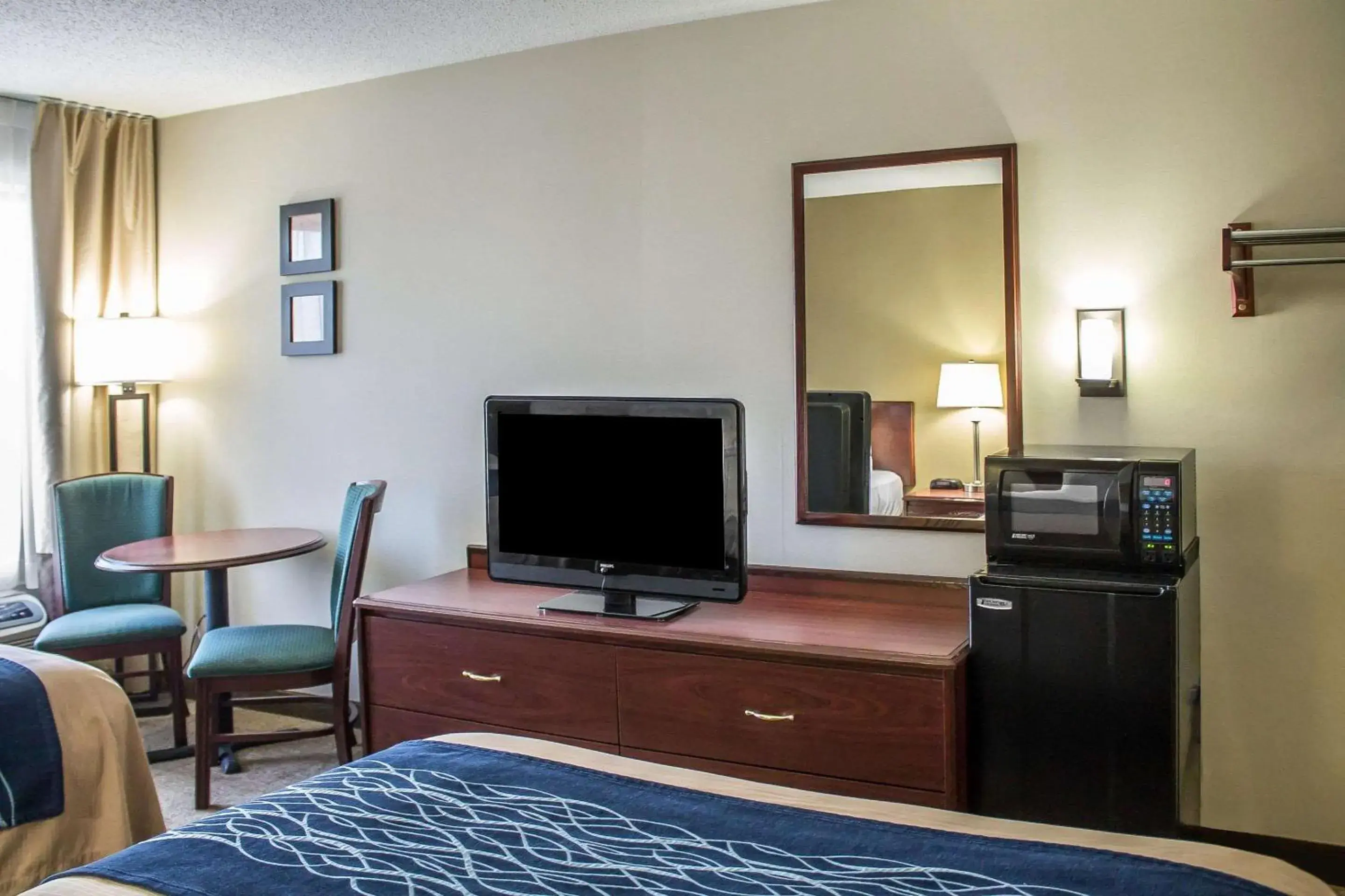 Bedroom, TV/Entertainment Center in Comfort Inn