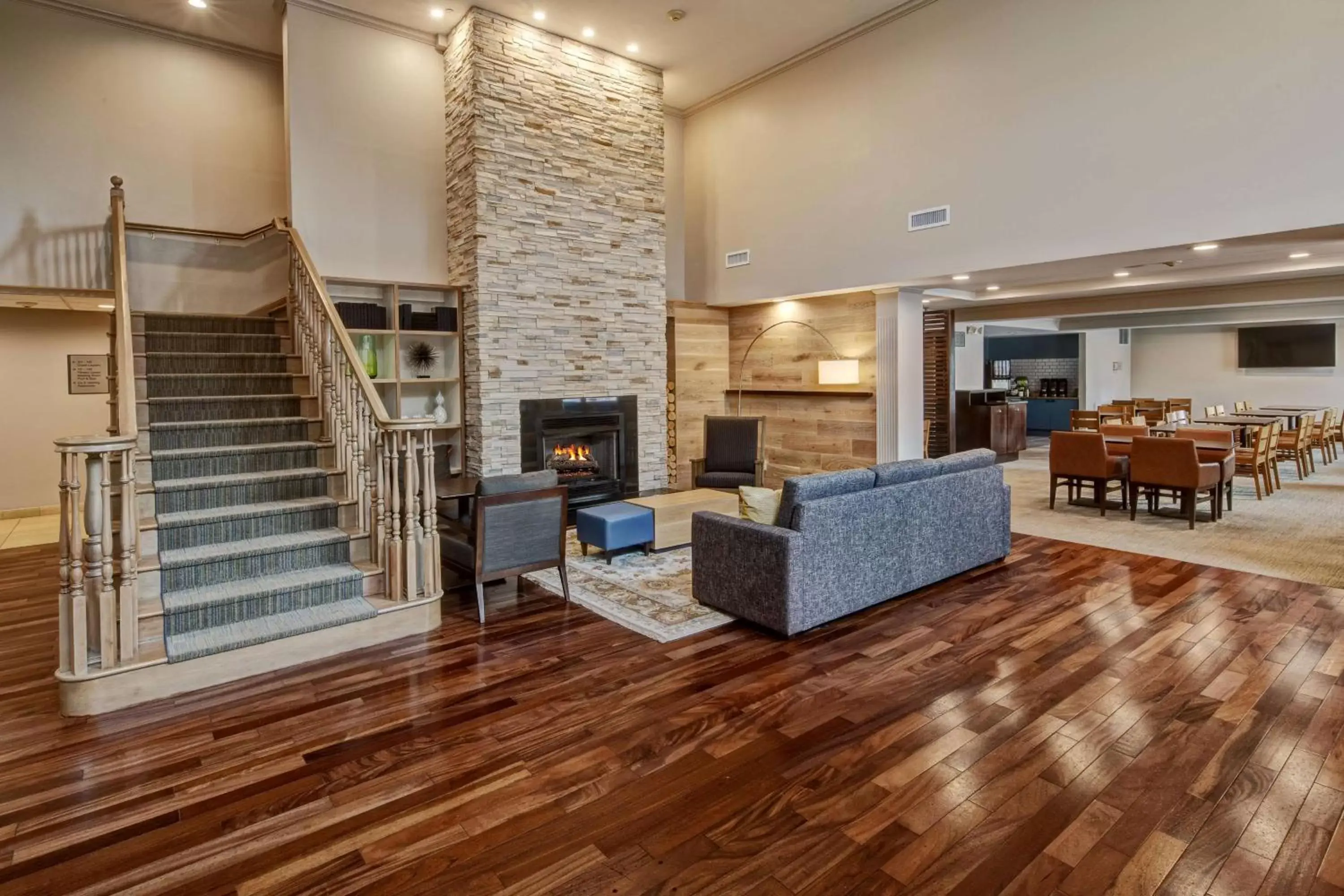 Lobby or reception, Seating Area in Country Inn & Suites by Radisson, Potomac Mills Woodbridge, VA