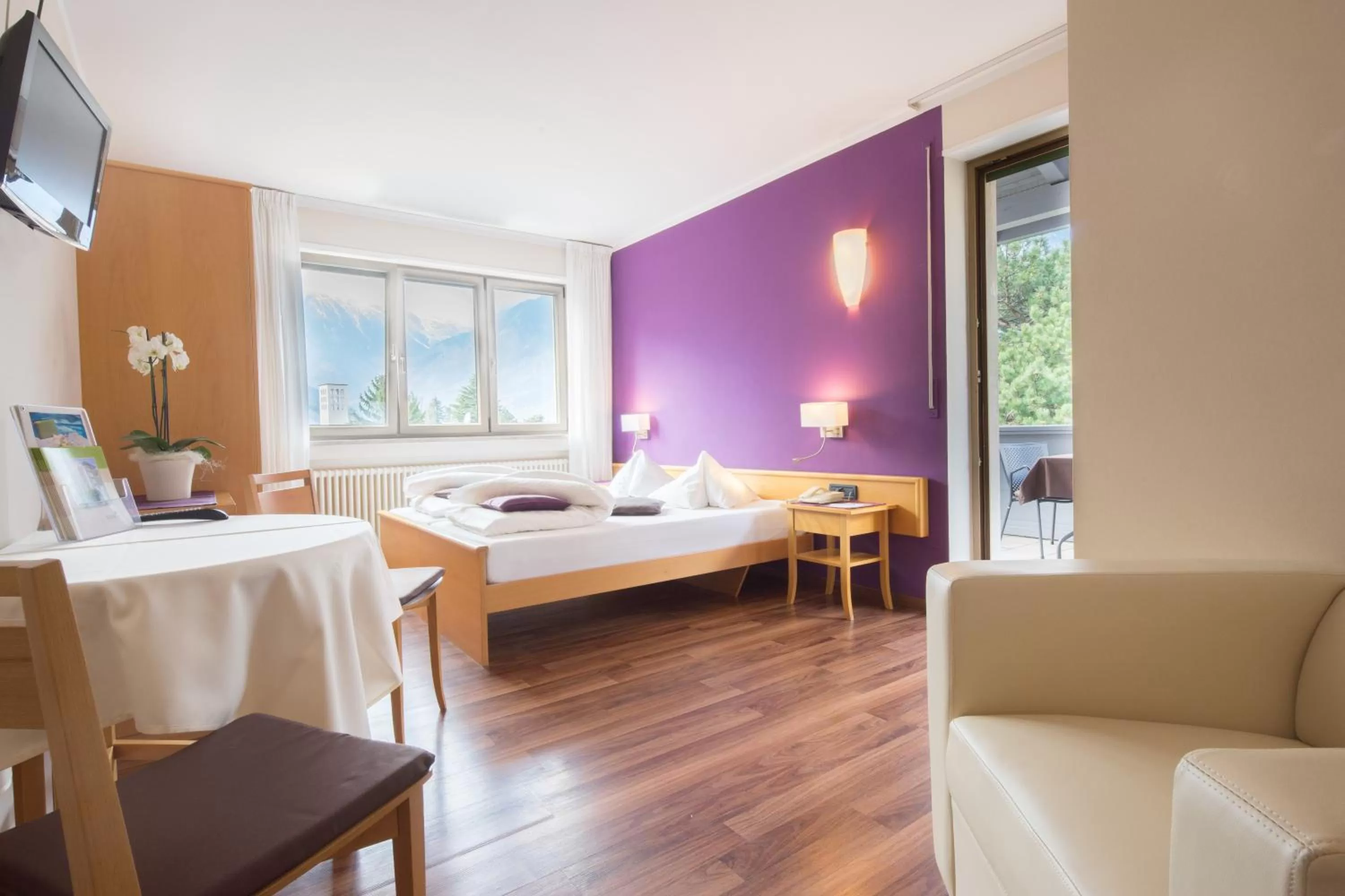 TV and multimedia in Flora Hotel & Suites