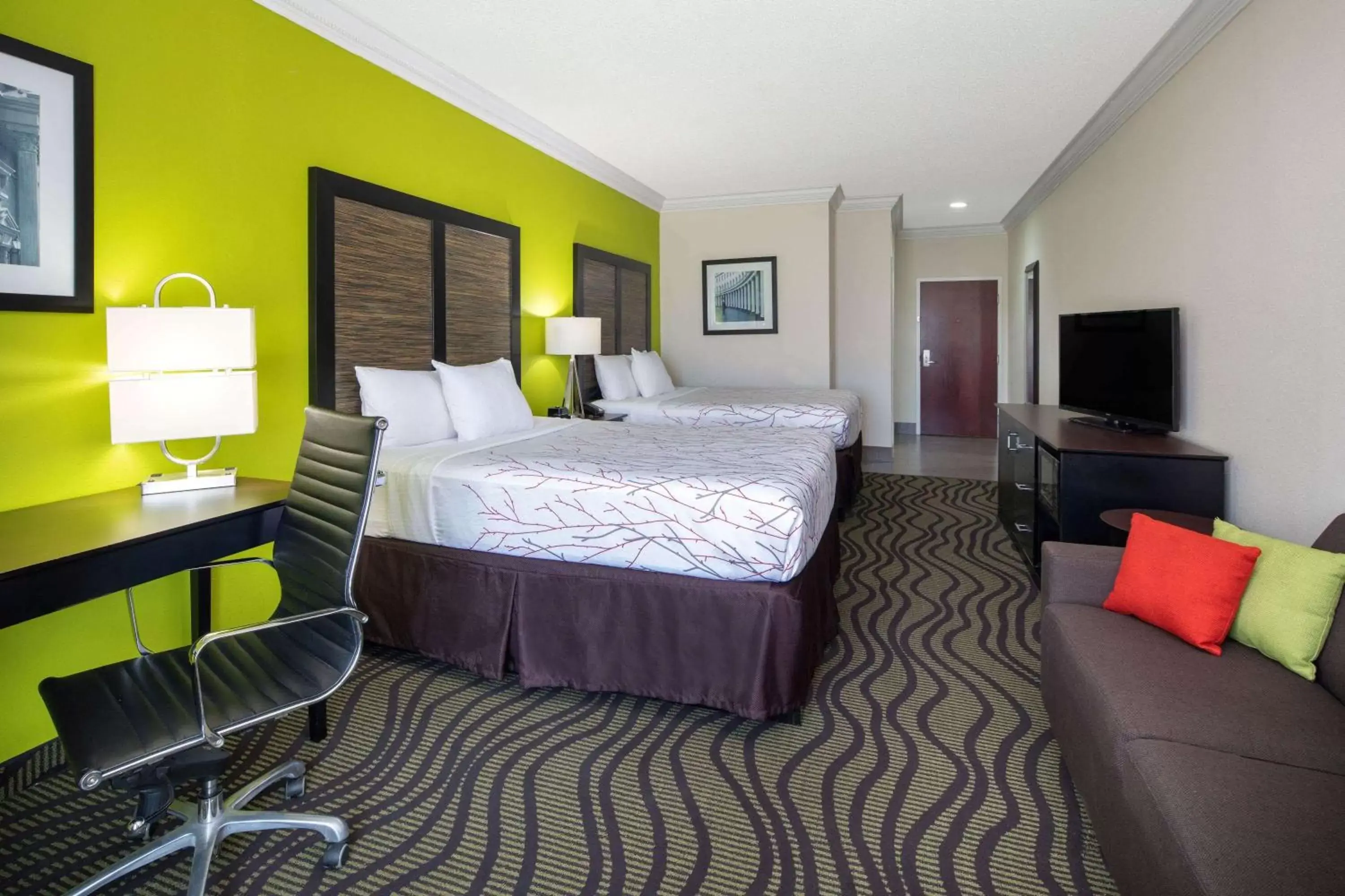 Two Queen Suite with Two Queen Beds in La Quinta Inn by Wyndham Calhoun South I-75
