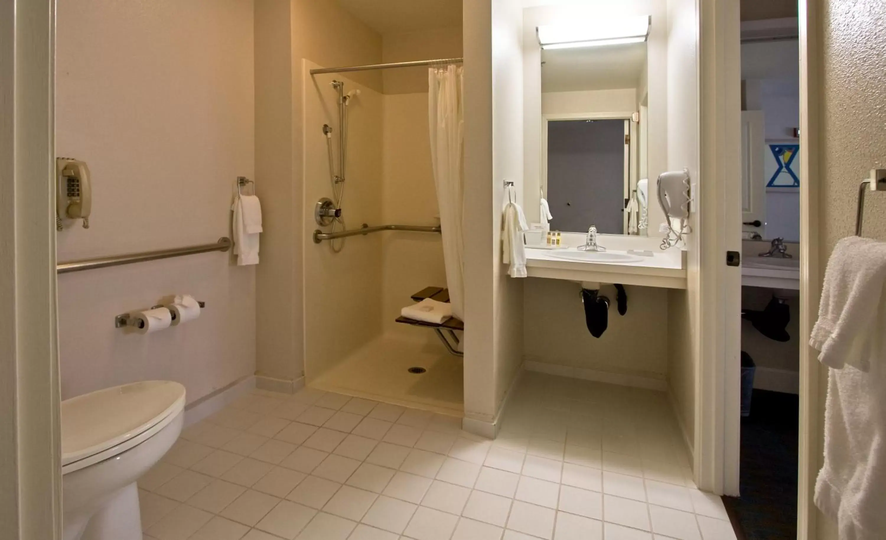 Bathroom in Ashland Hills Hotel & Suites