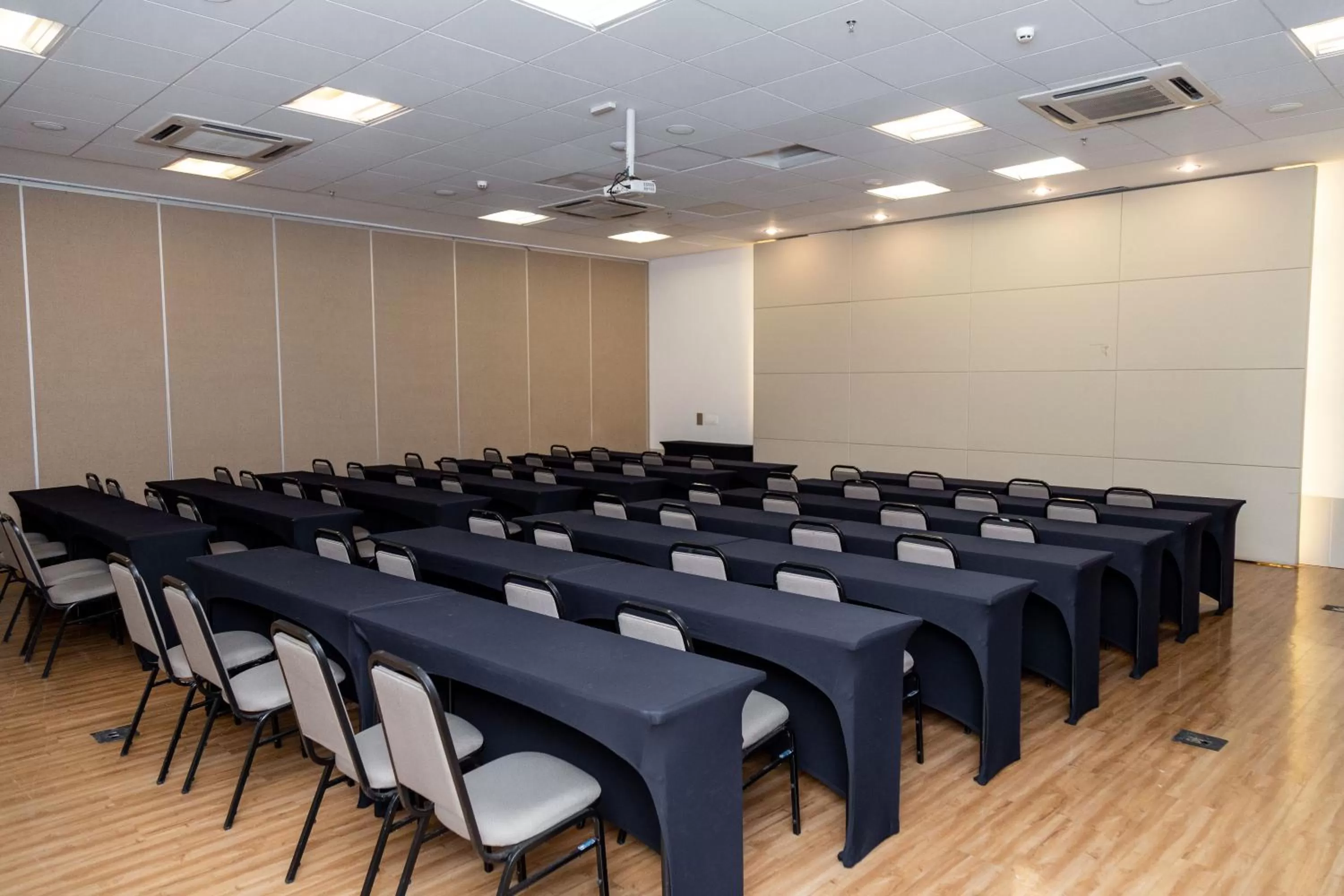 Meeting/conference room in Hilton Garden Inn Belo Horizonte Lourdes