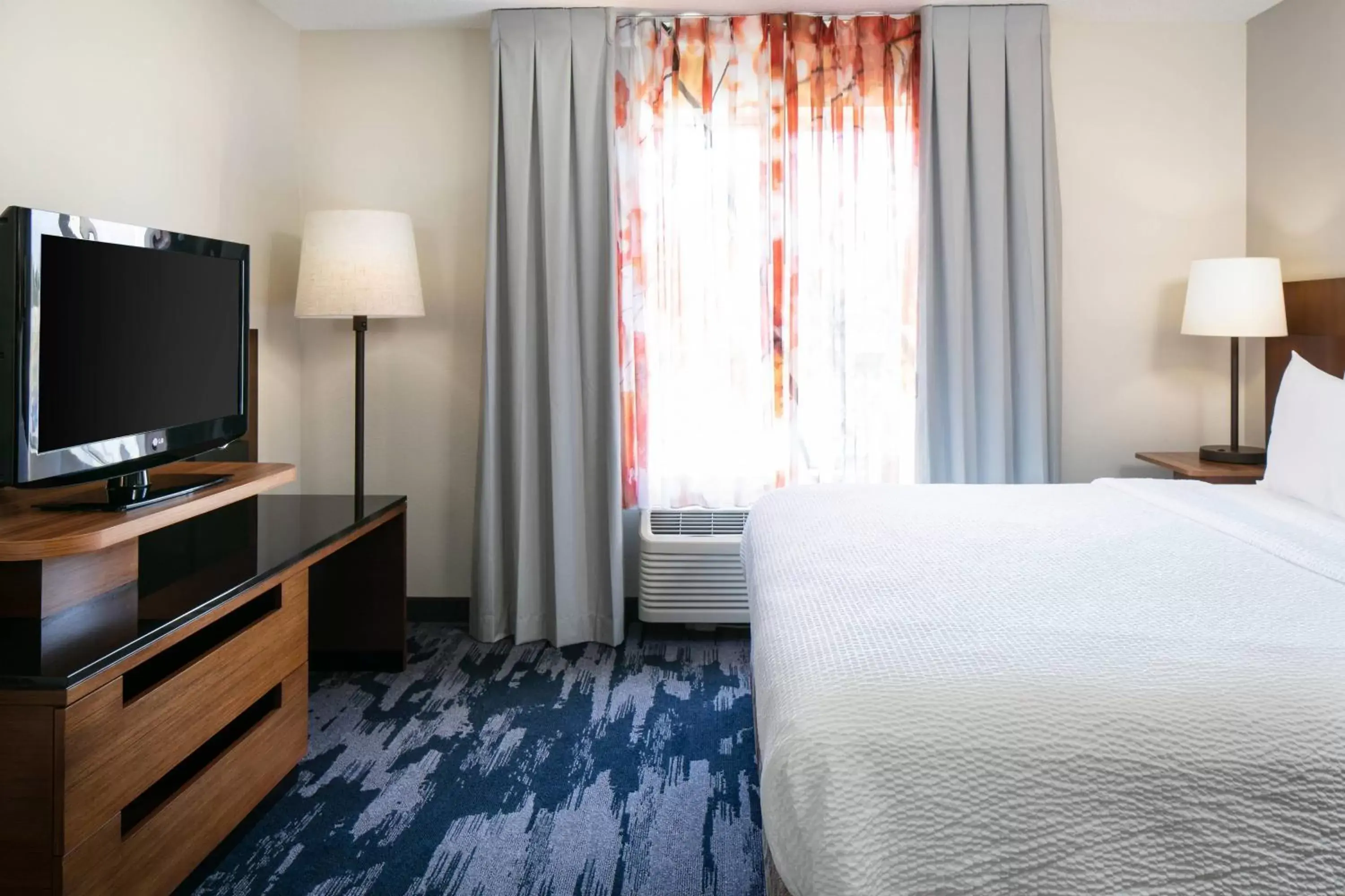 Bedroom, TV/Entertainment Center in Fairfield Inn & Suites by Marriott Tulsa Central