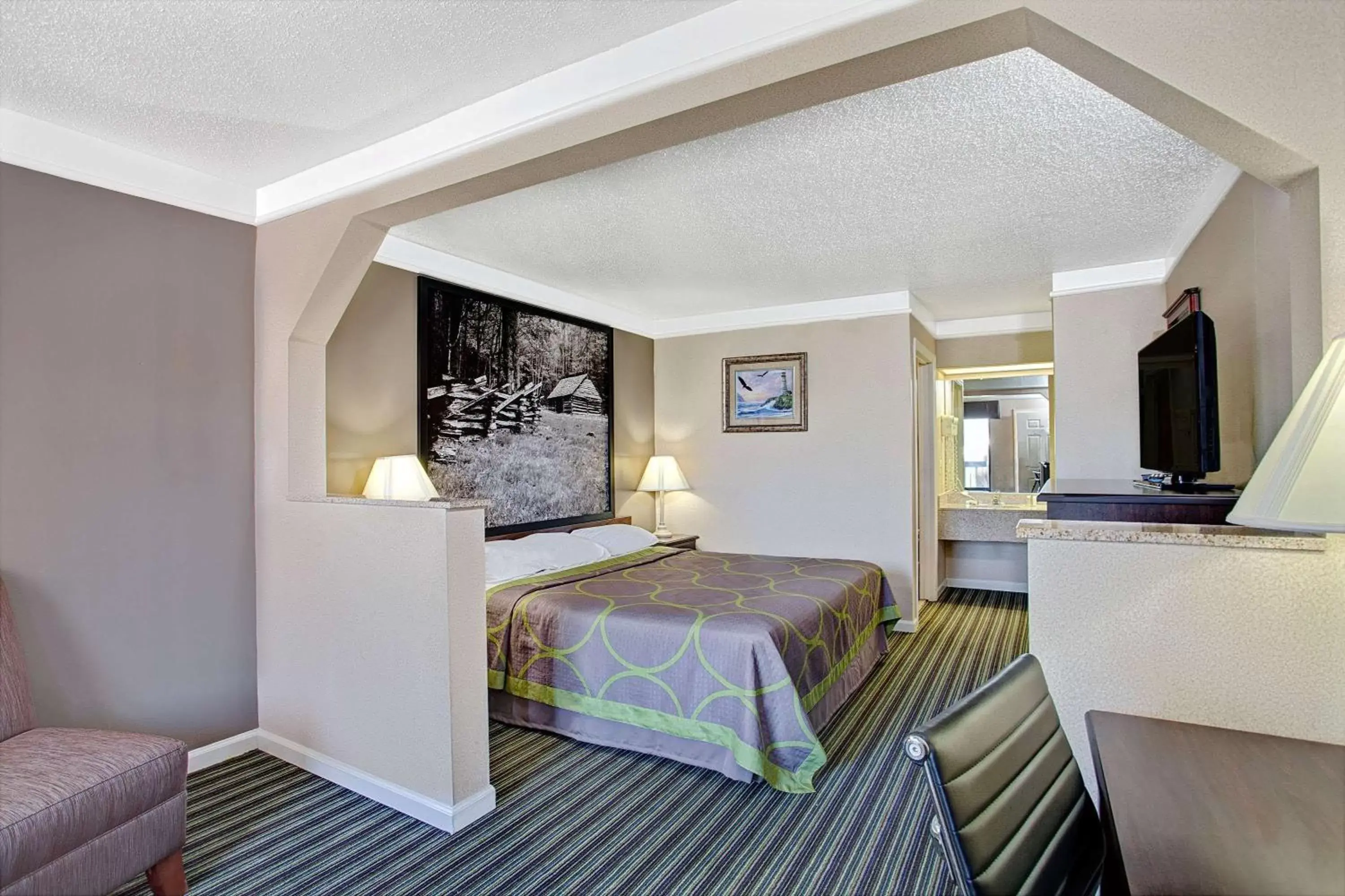 Photo of the whole room, Bed in Super 8 by Wyndham Knoxville East