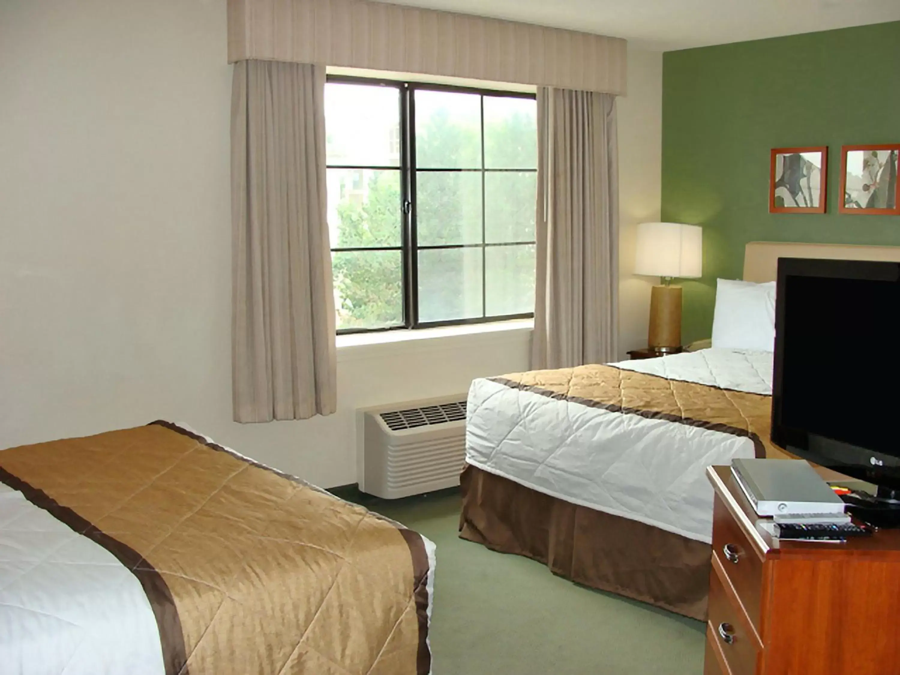 Bed in Extended Stay America Suites - Philadelphia - Airport - Bartram Ave