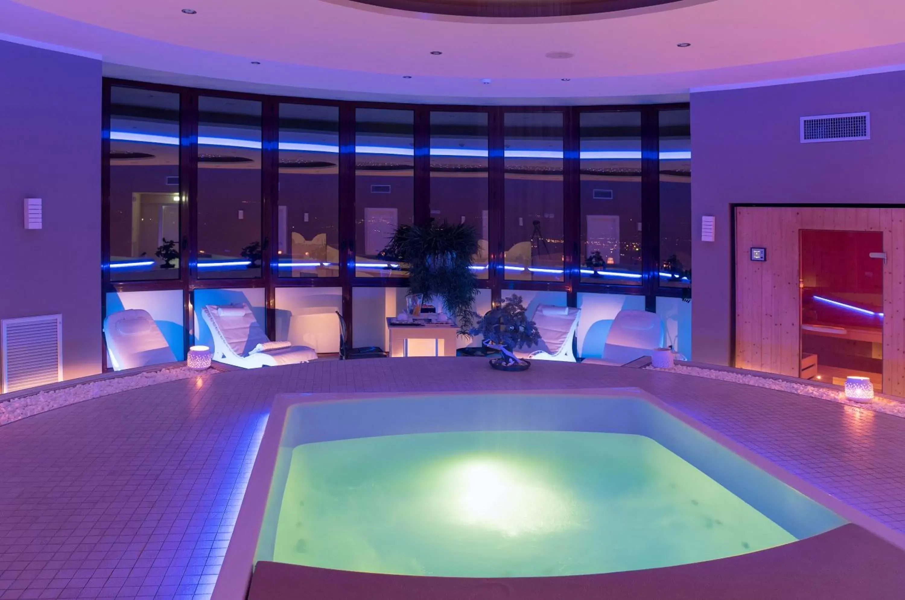 Hot Tub, Swimming Pool in Grand Hotel Biffy