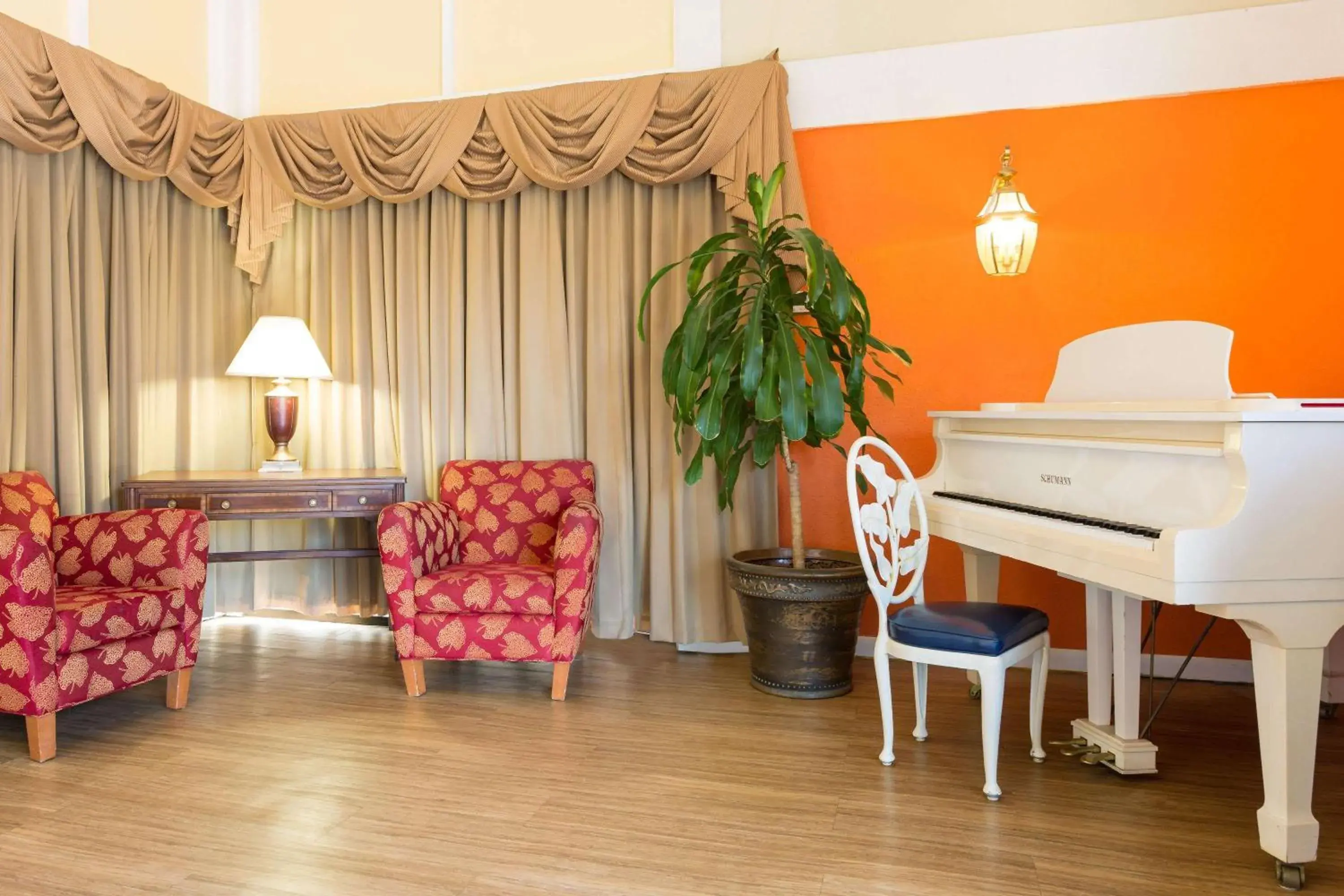 Lobby or reception, Seating Area in Howard Johnson by Wyndham Williamsburg