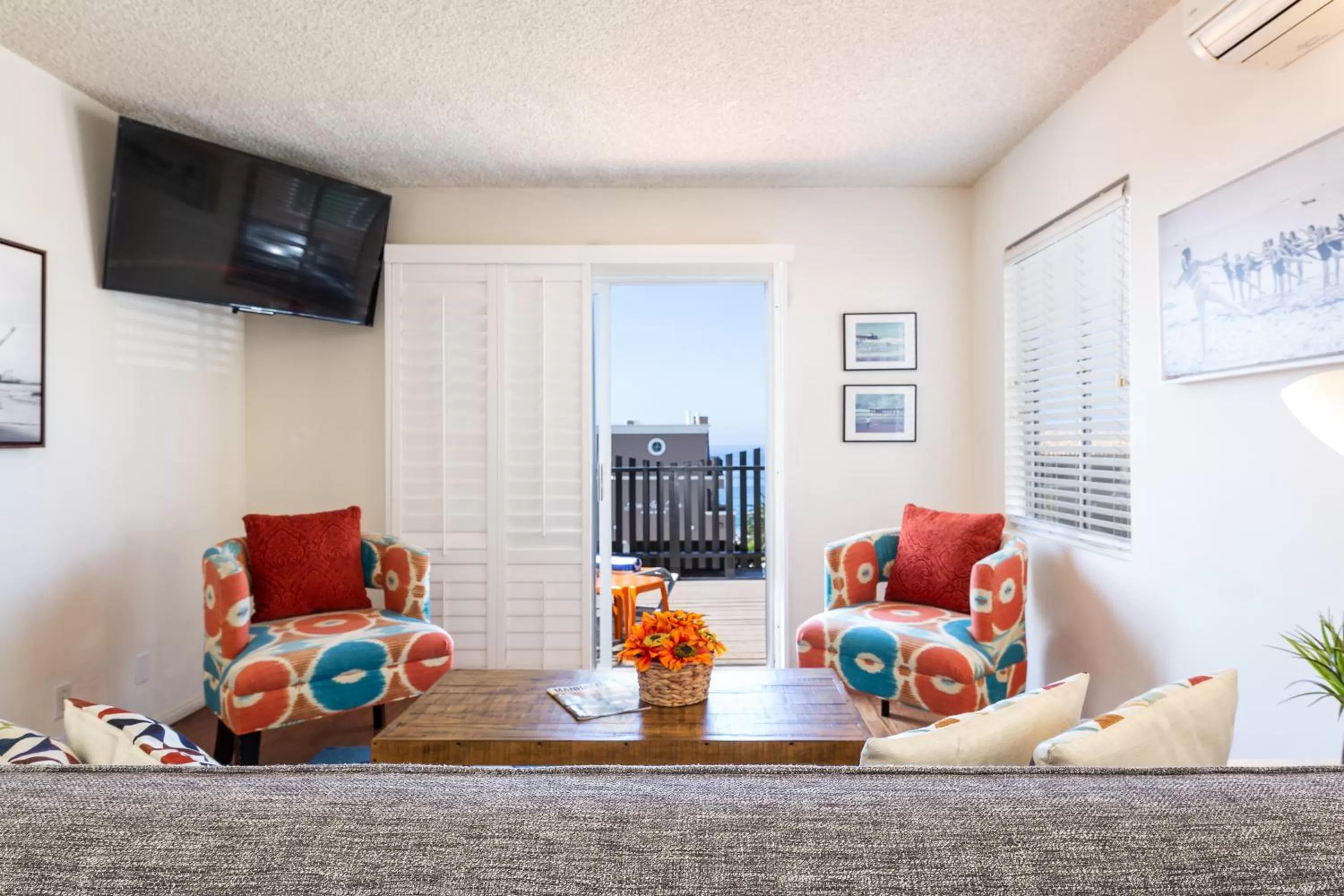 TV and multimedia in The Sea View Inn At The Beach