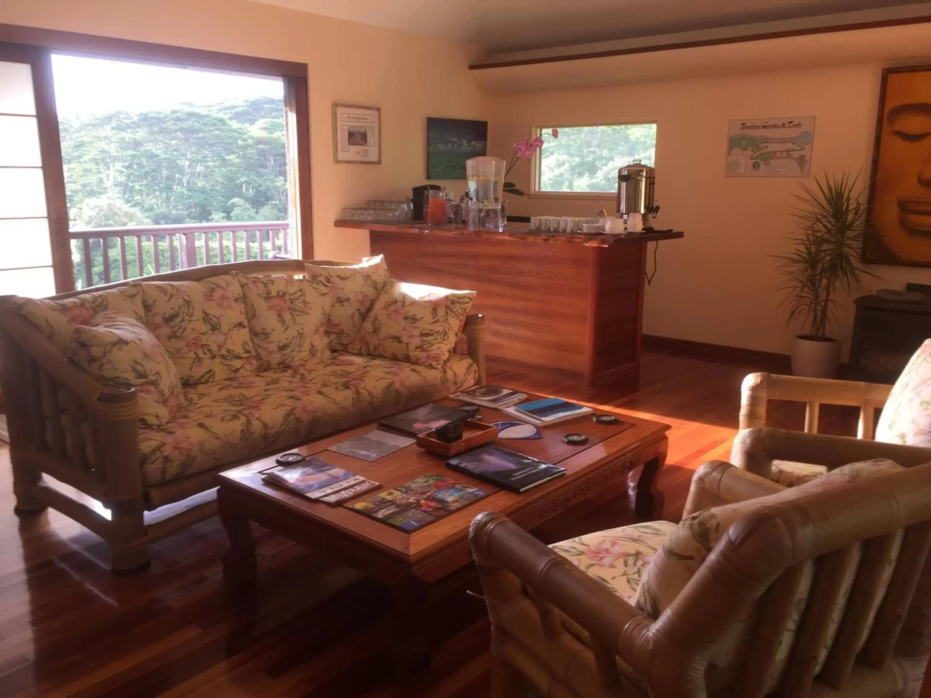 Communal lounge/ TV room, Seating Area in The Inn at Kulaniapia Falls