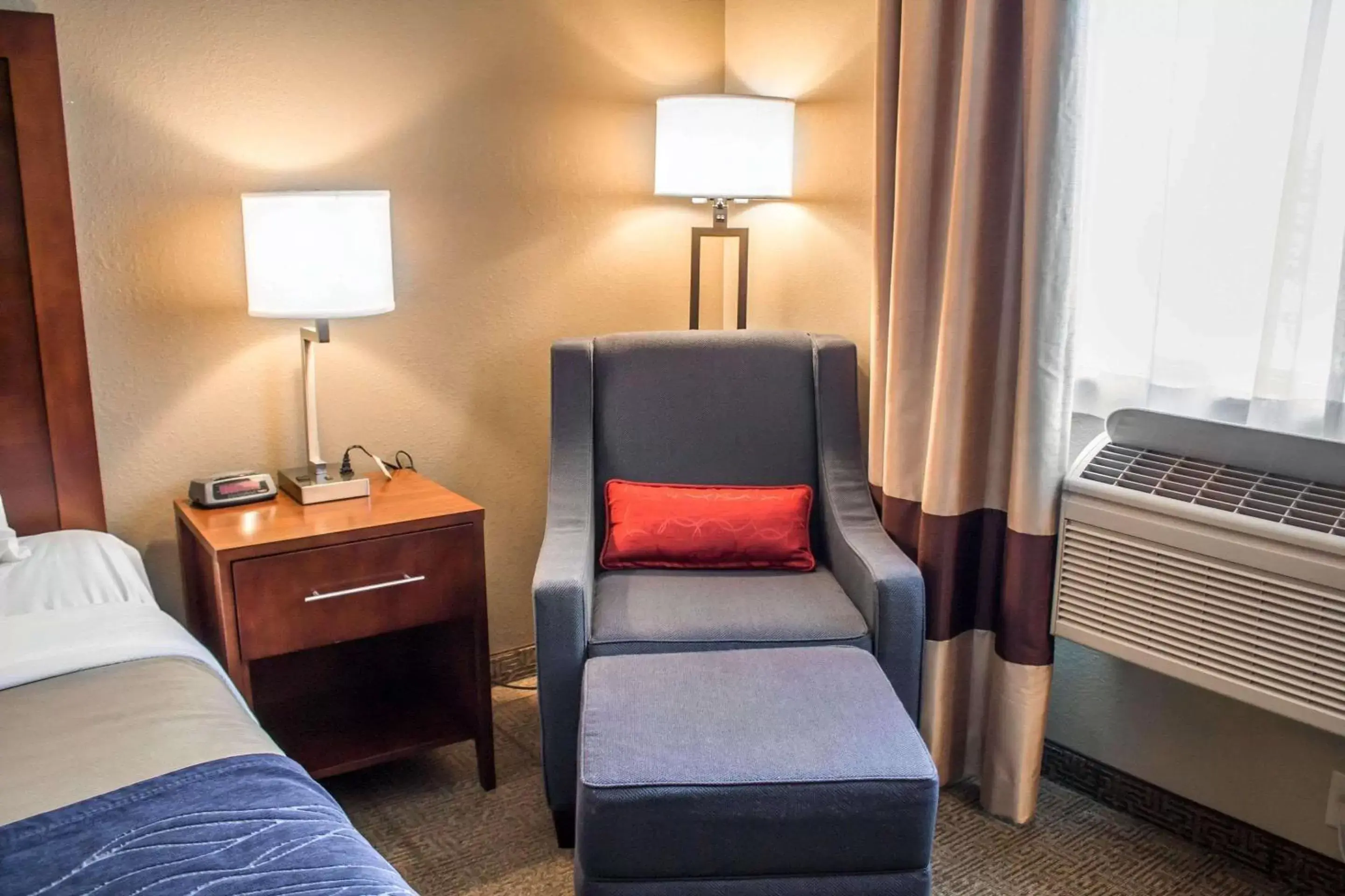 Photo of the whole room, Seating Area in Comfort Inn & Suites Fremont