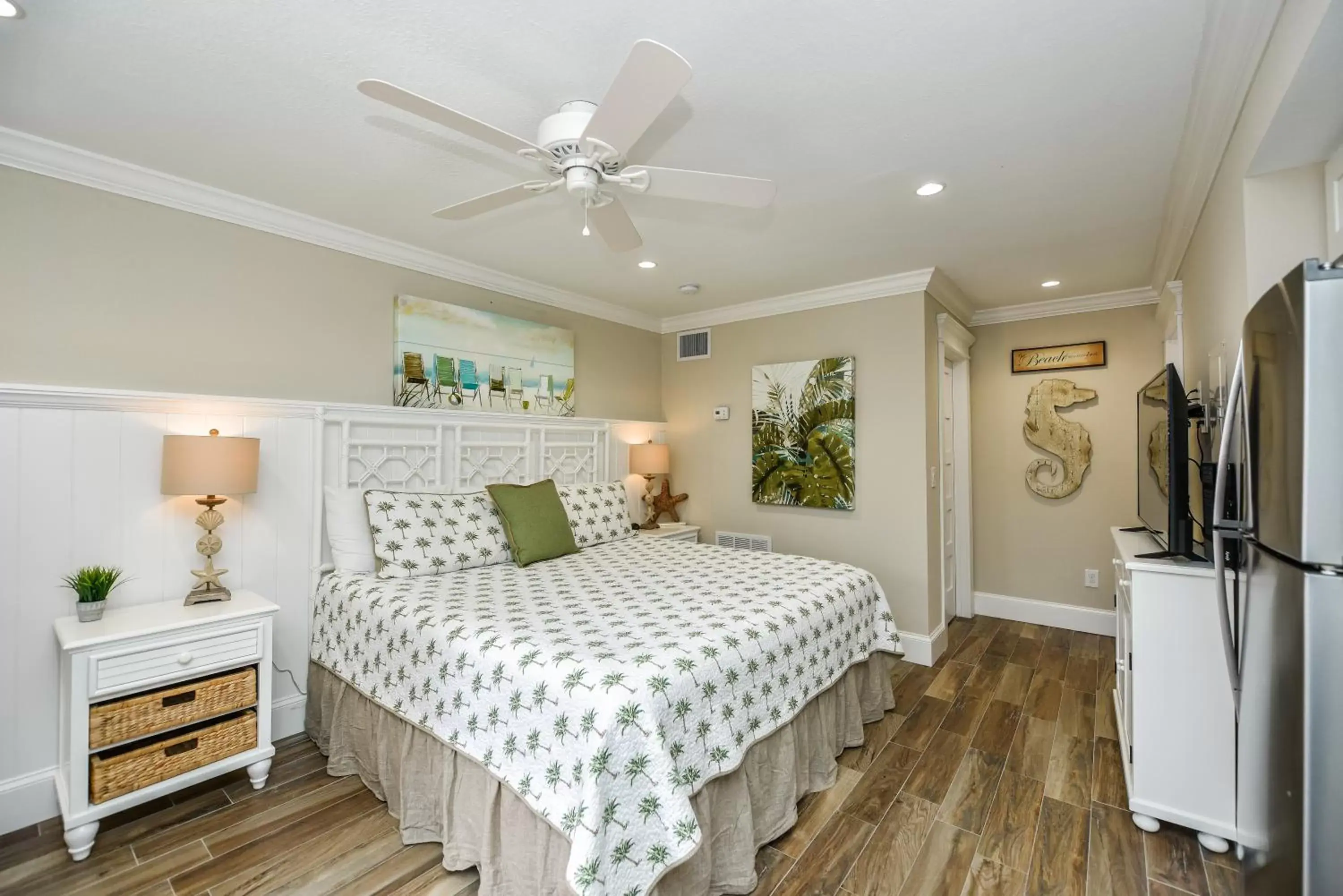 Kitchen or kitchenette, Bed in Tropical Breeze Resort