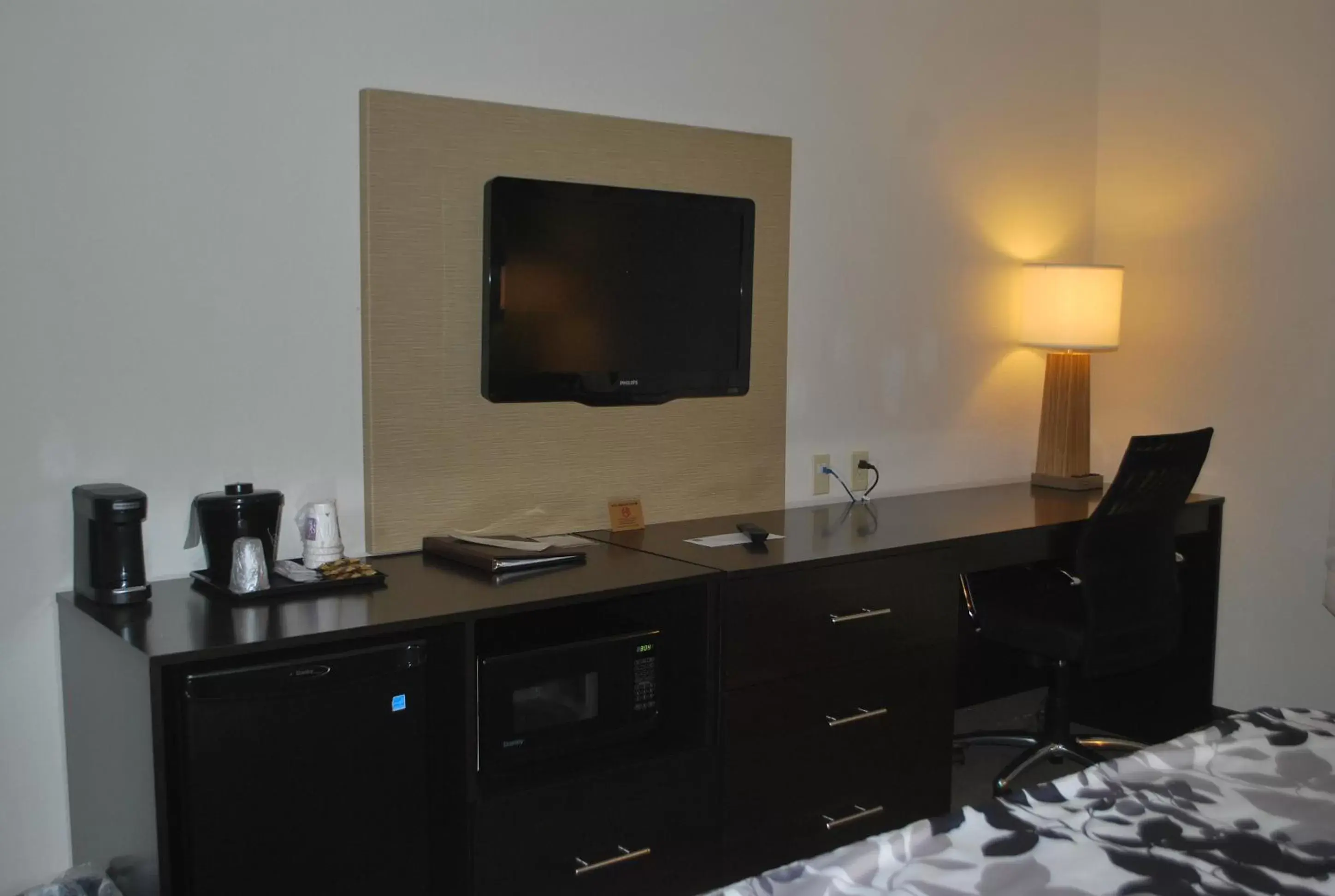 TV and multimedia, TV/Entertainment Center in Sleep Inn & Suites Clintwood