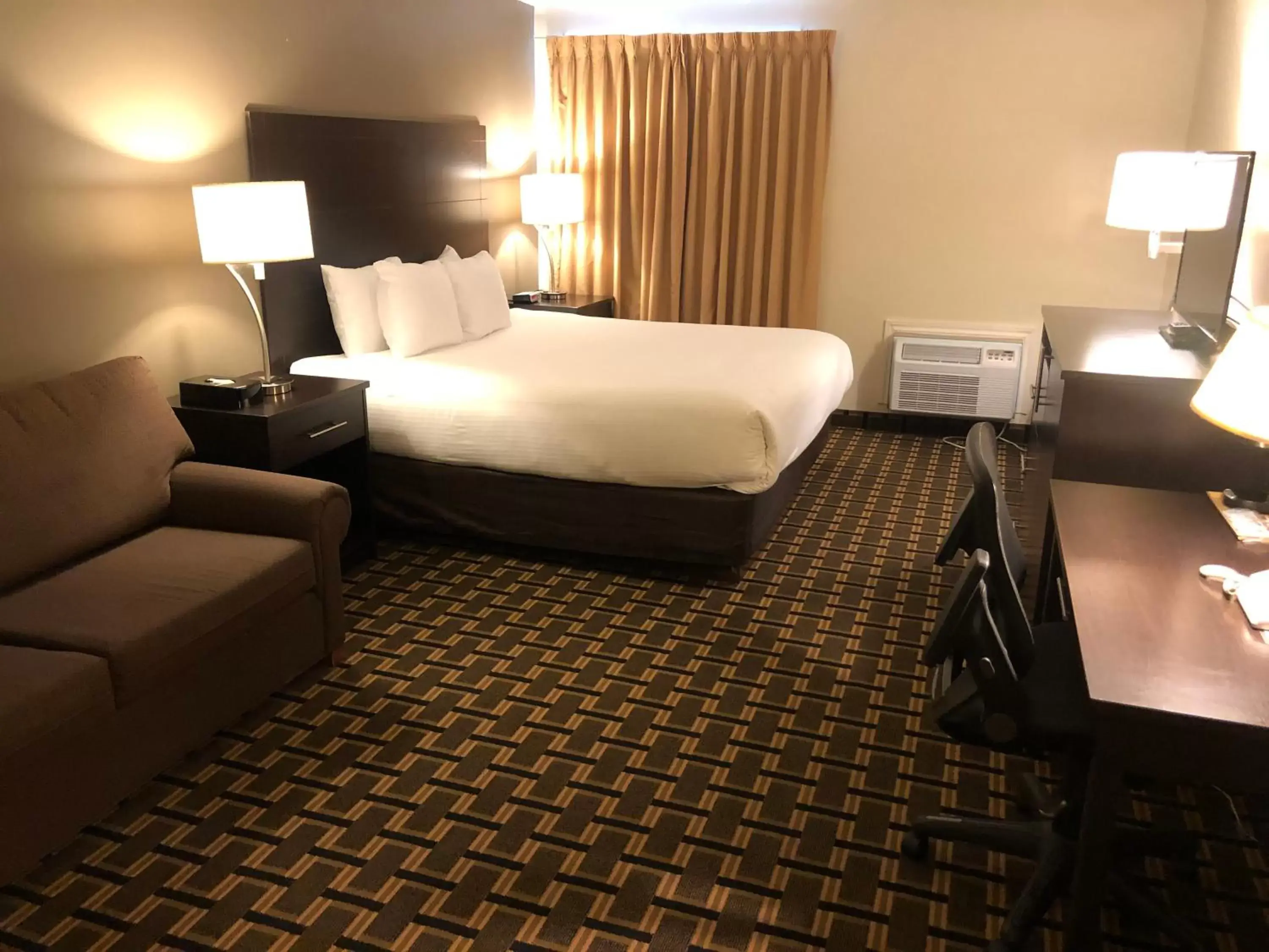Photo of the whole room, Bed in Ramada by Wyndham Lindsay