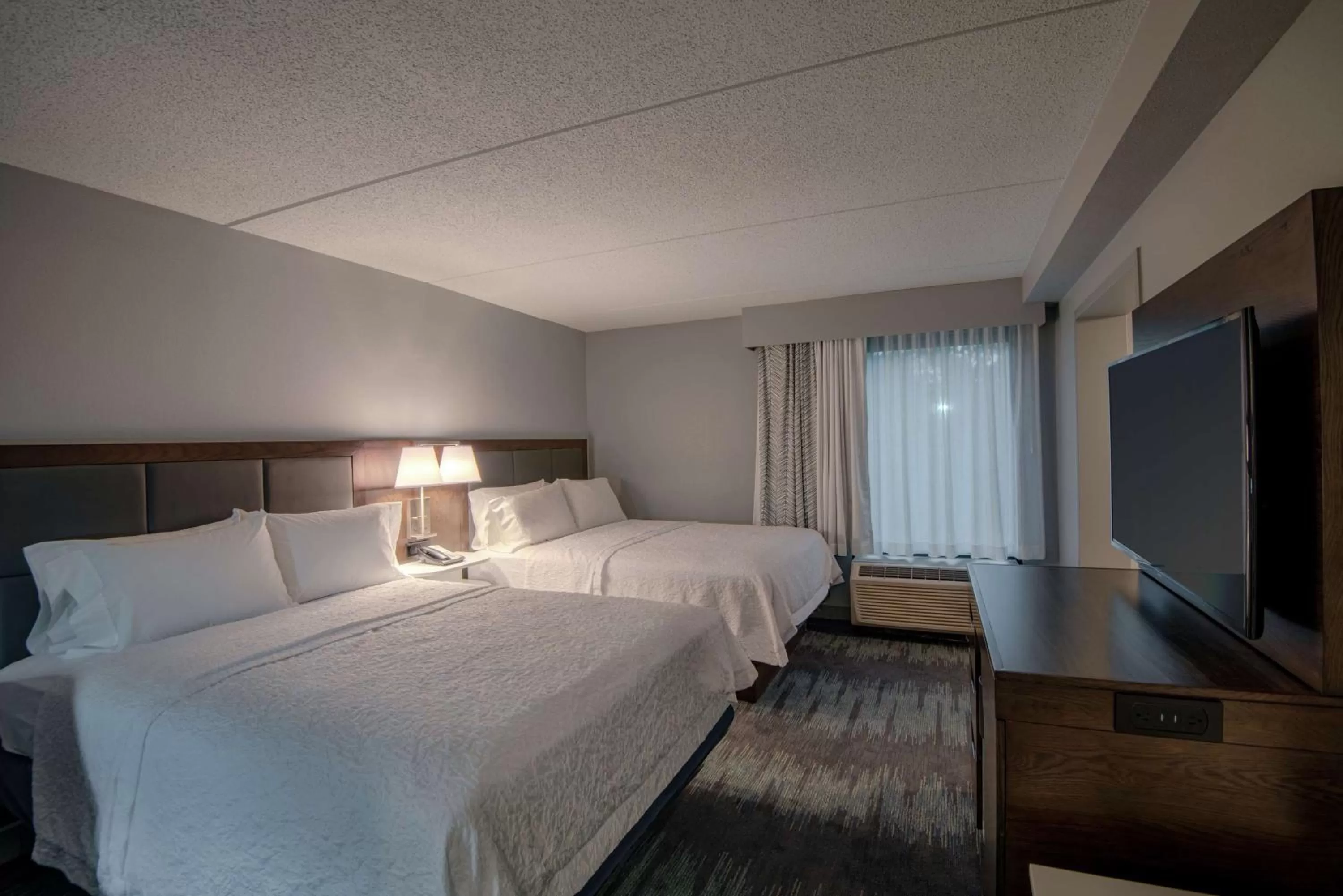 Bedroom, Bed in Hampton Inn Waldorf