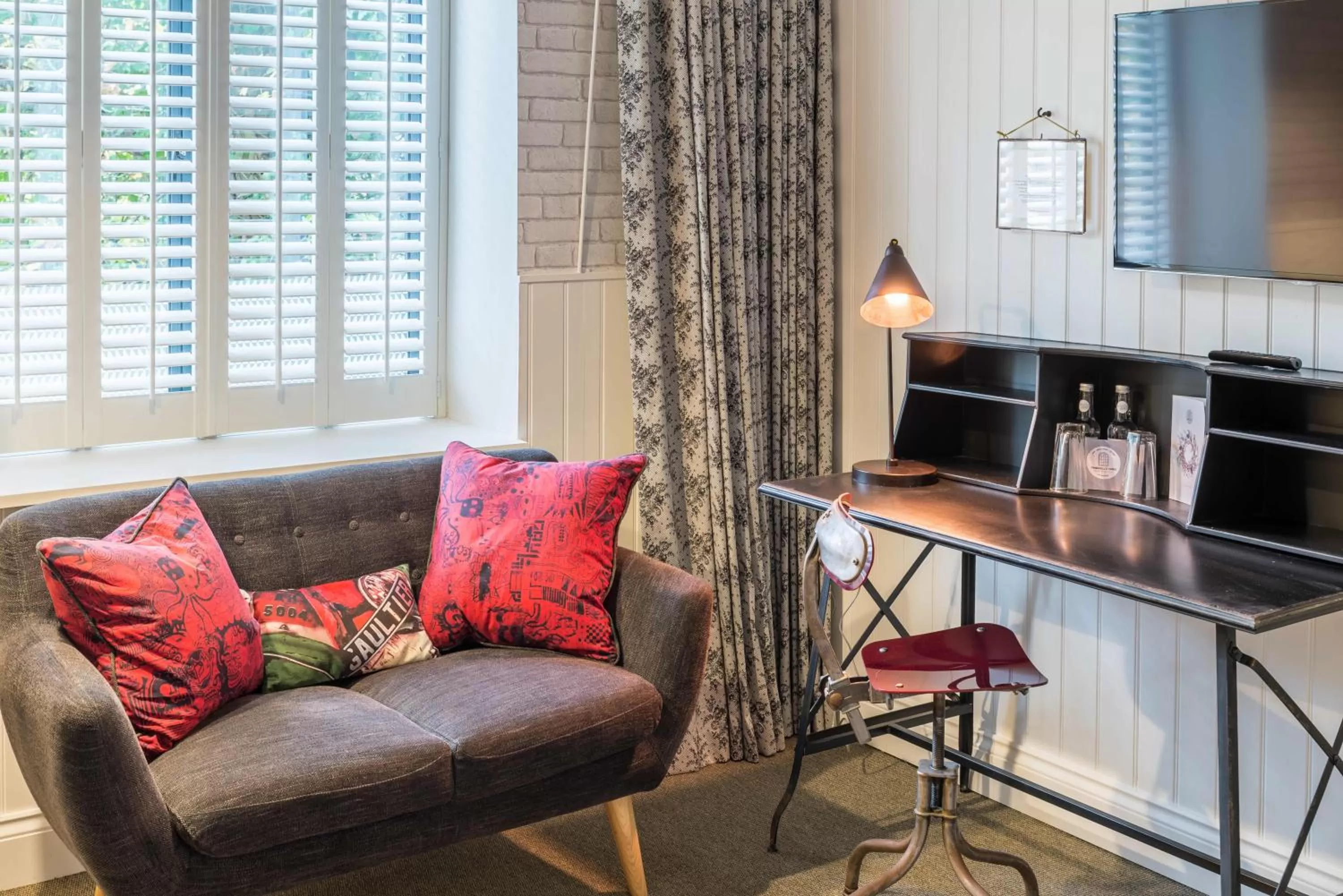 Ground Floor Double With River View in Timbrell's Yard