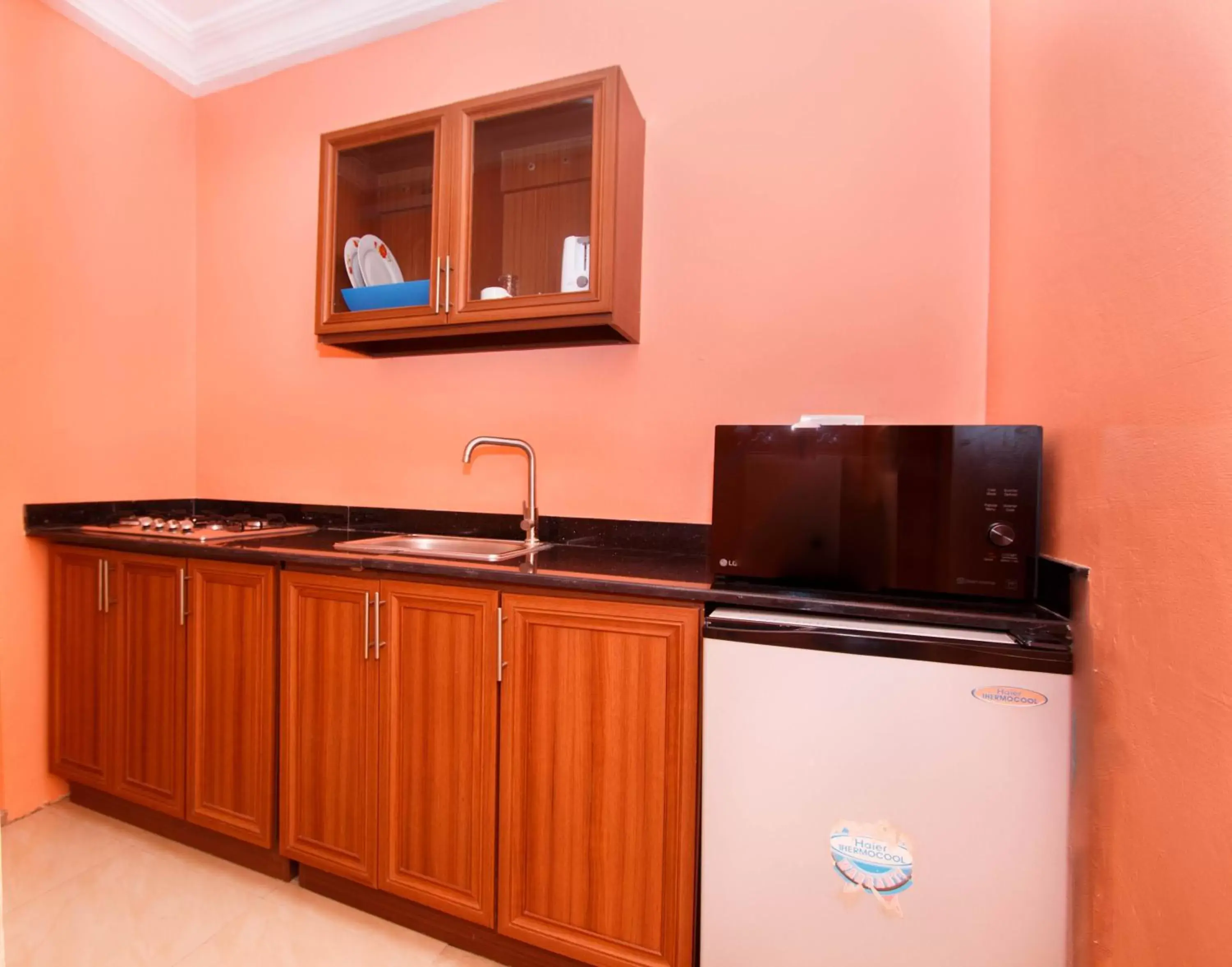 Coffee/tea facilities, Kitchen/Kitchenette in Prestige Suites