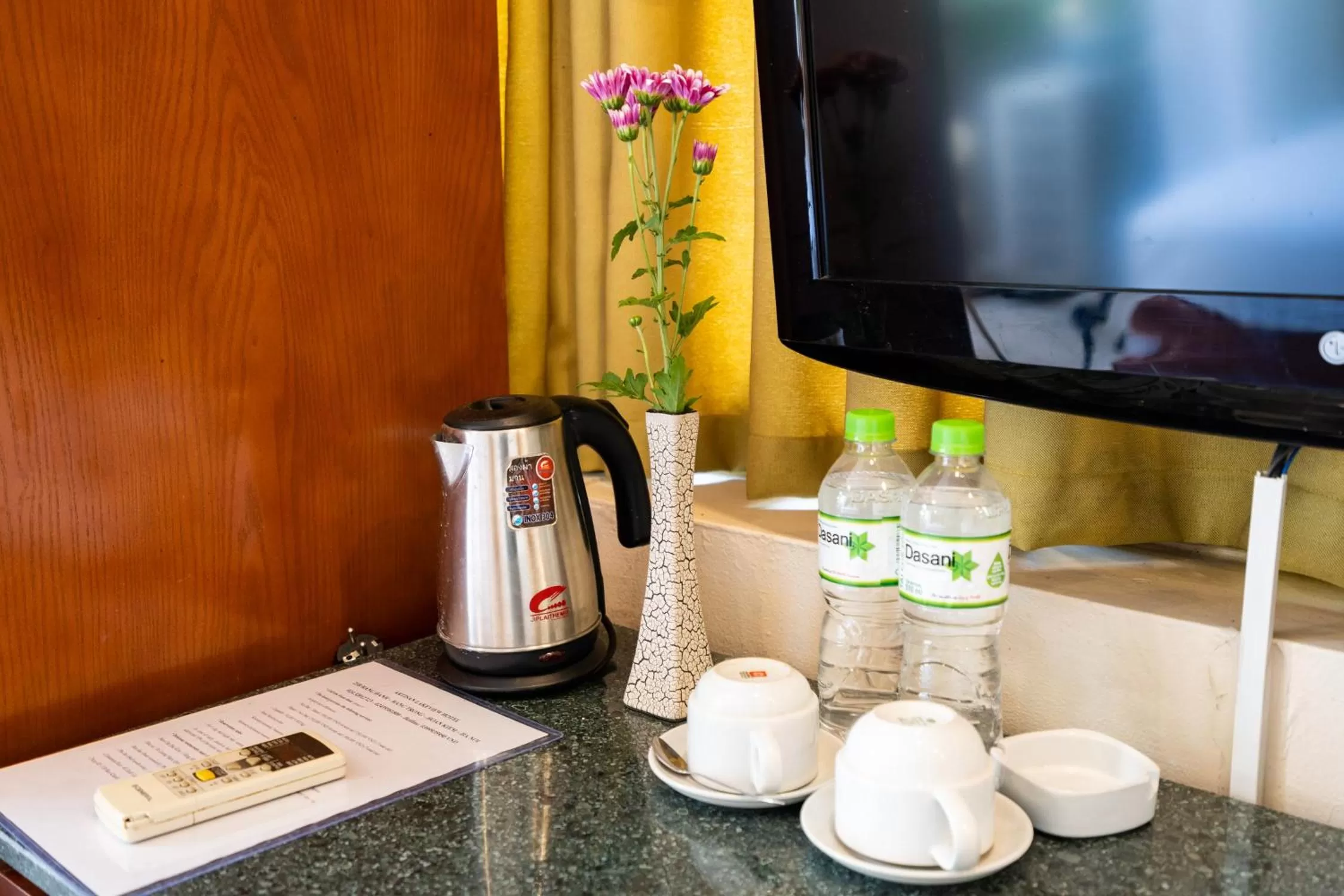 TV and multimedia, TV/Entertainment Center in Artisan Lakeview Hotel