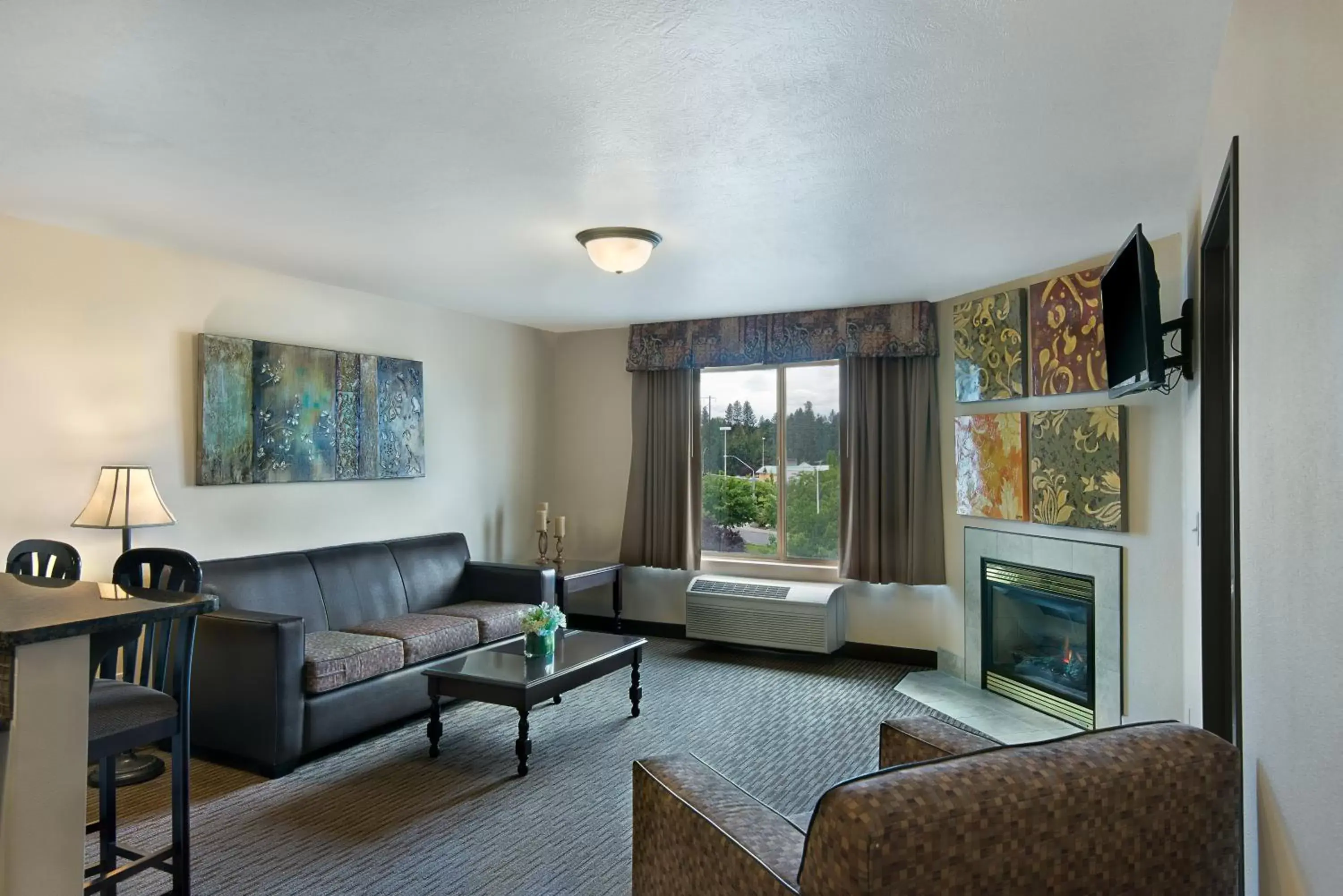 Photo of the whole room, Lounge/Bar in Oxford Suites Spokane Valley