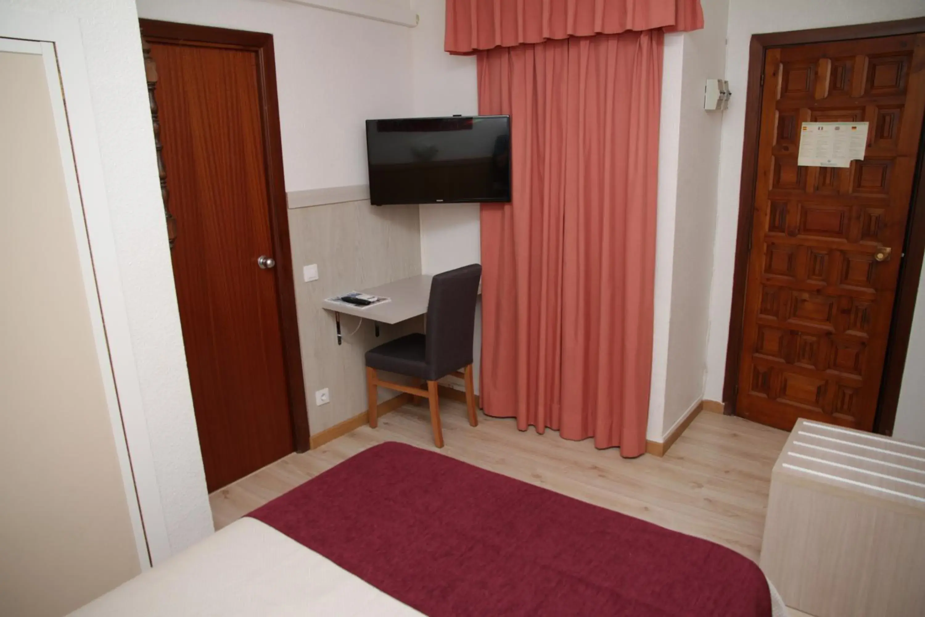 Bedroom, TV/Entertainment Center in Hotel Real Castellon