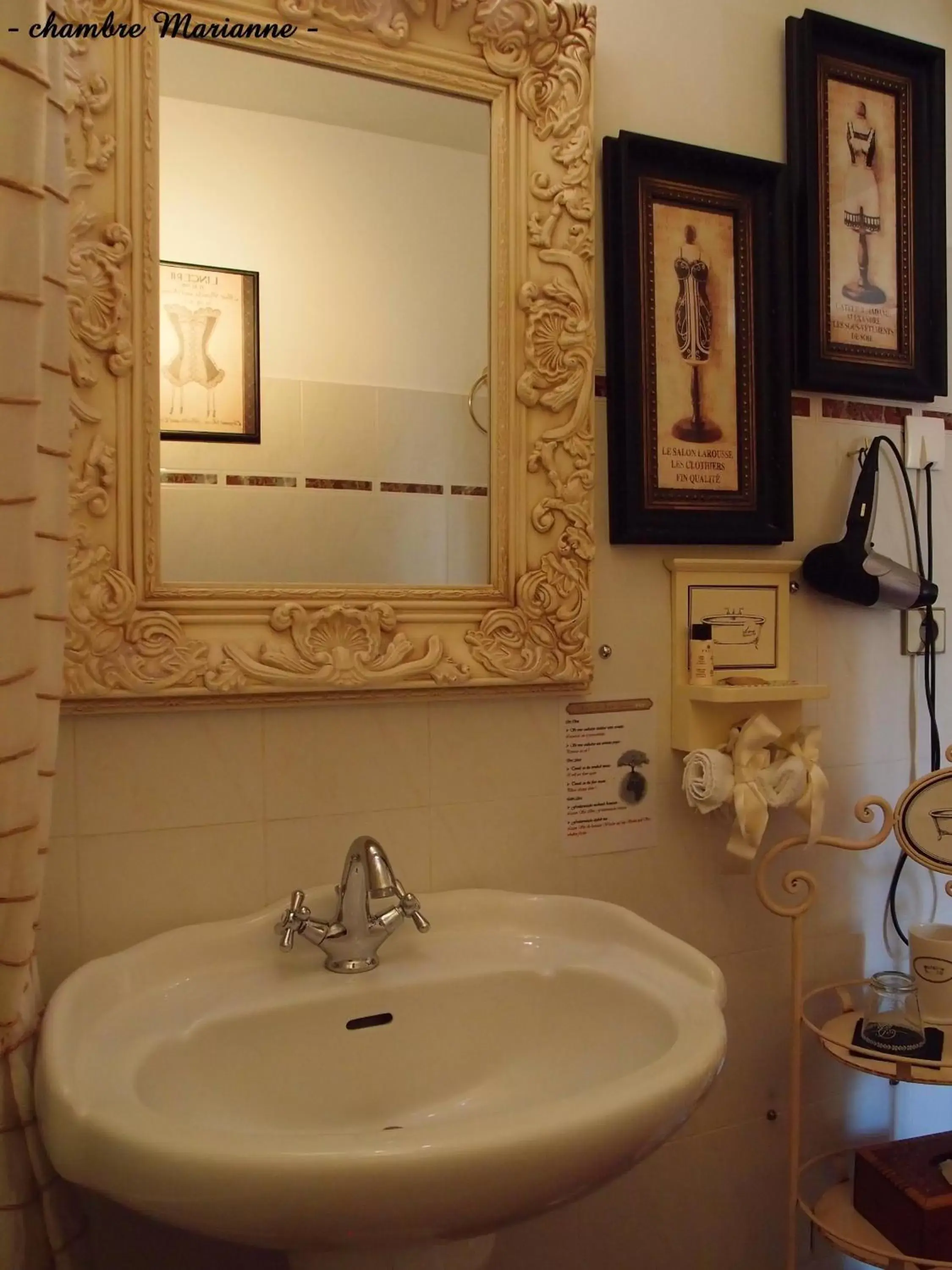 Bathroom in Hotel Le Saint Laurent