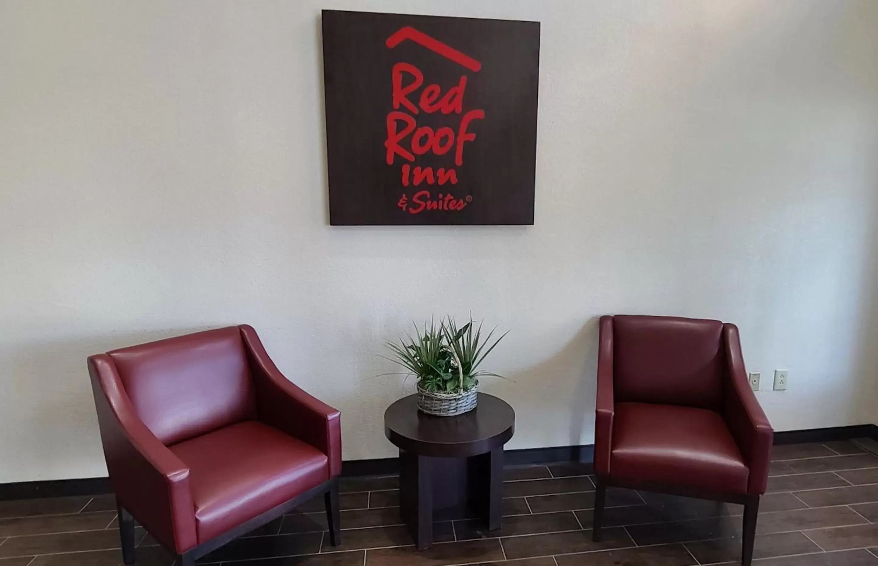 Lobby or reception, Seating Area in Red Roof Inn & Suites Albany, GA