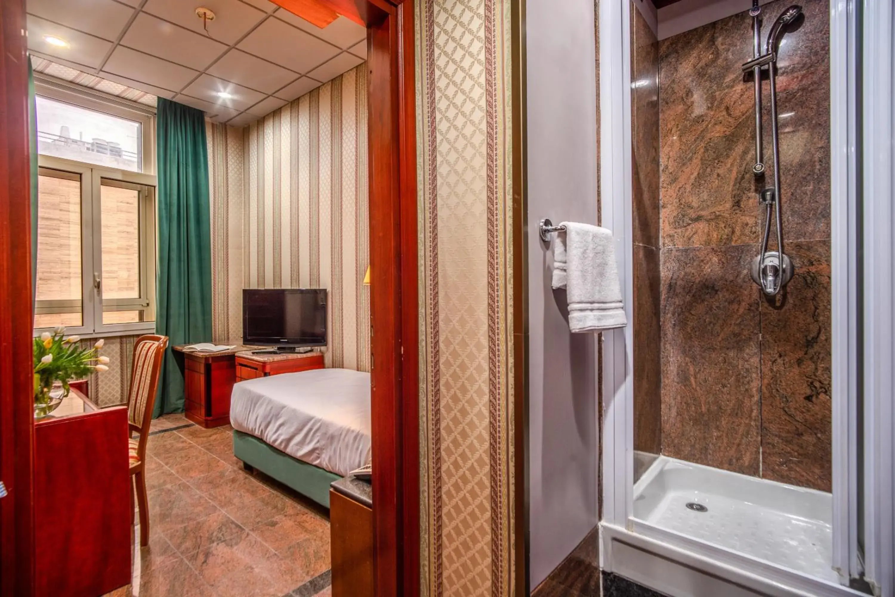Shower, Bathroom in Madison Hotel