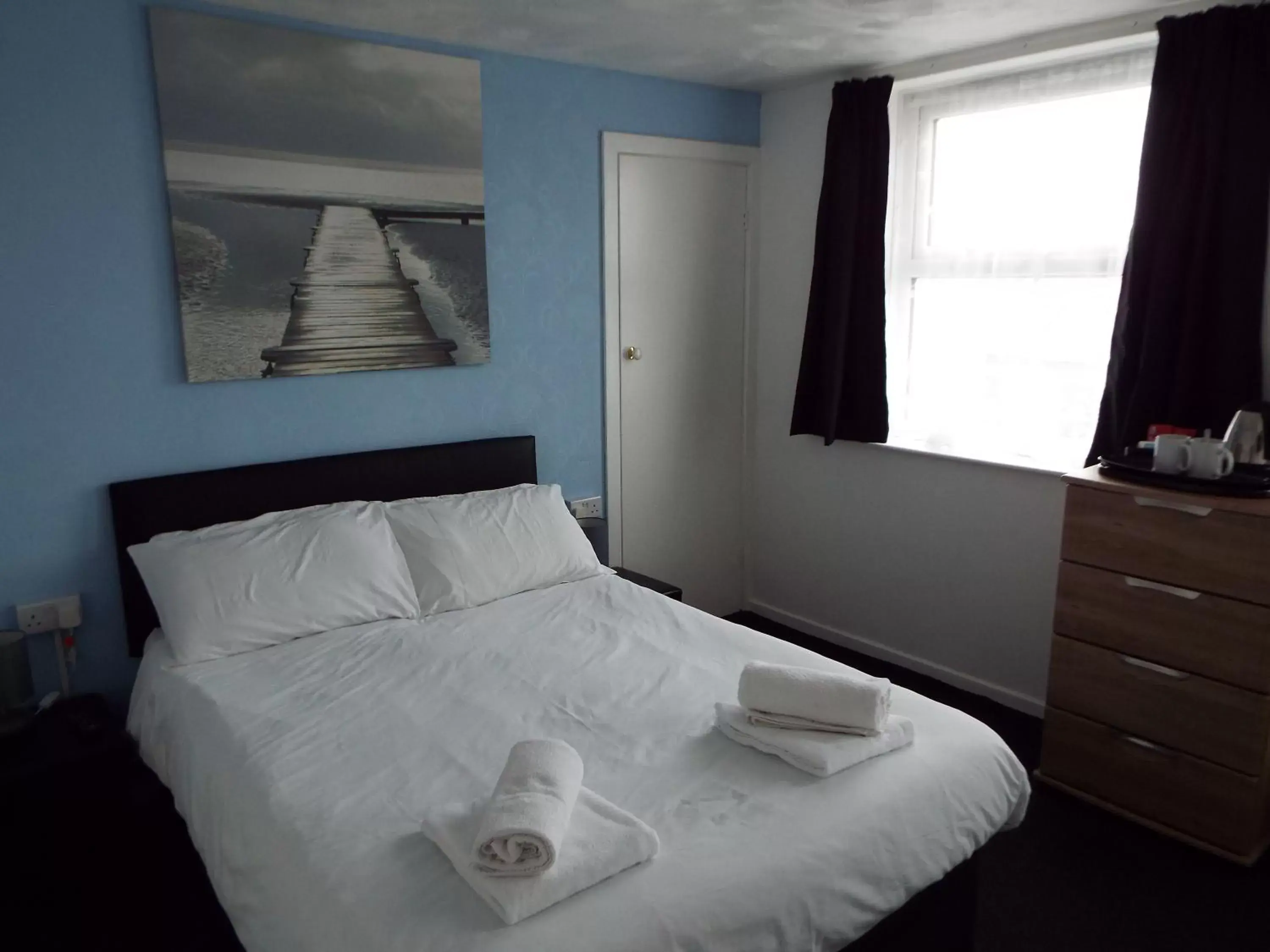Bedroom, Bed in Alfies Hotel