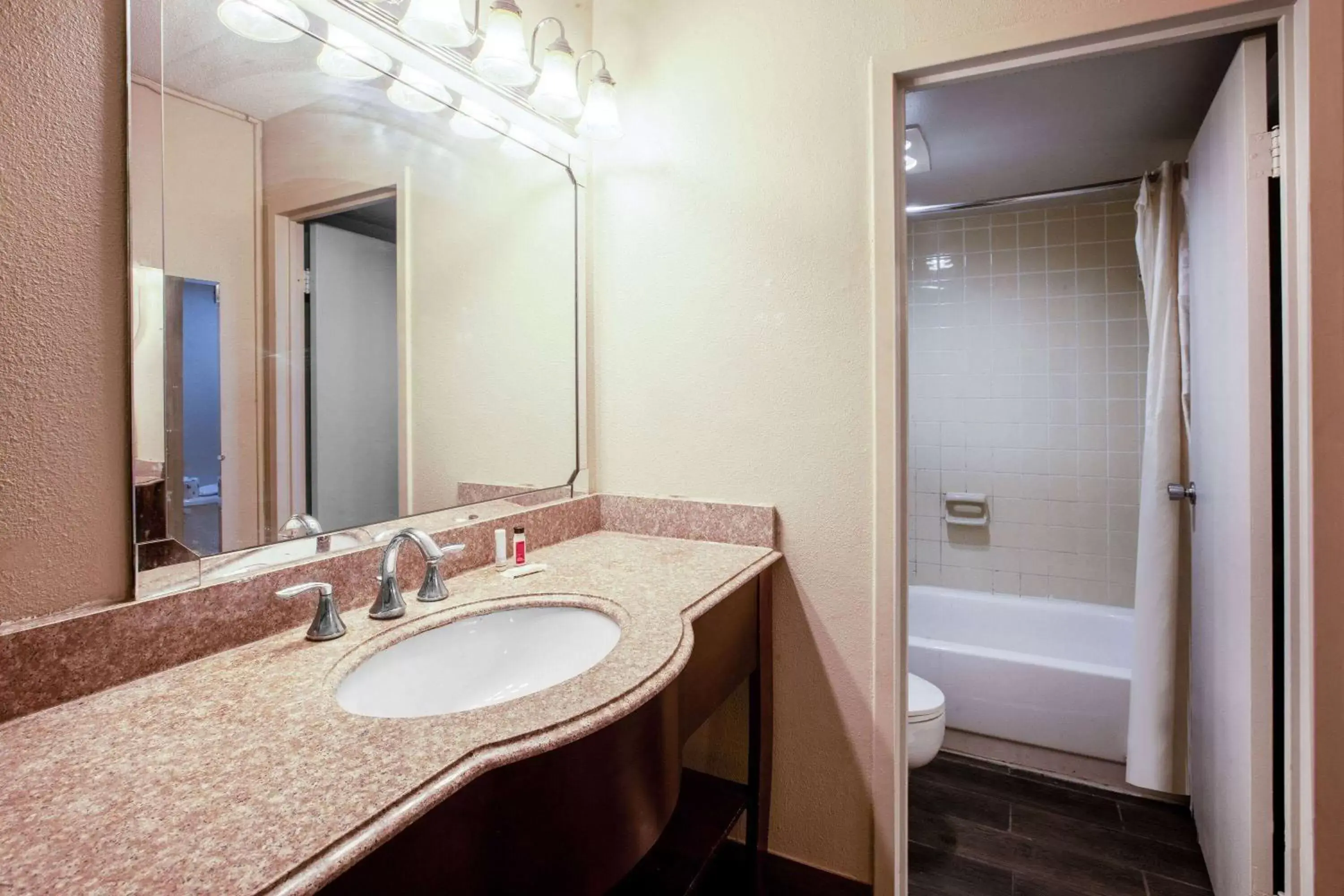 TV and multimedia, Bathroom in Baymont by Wyndham Northwood