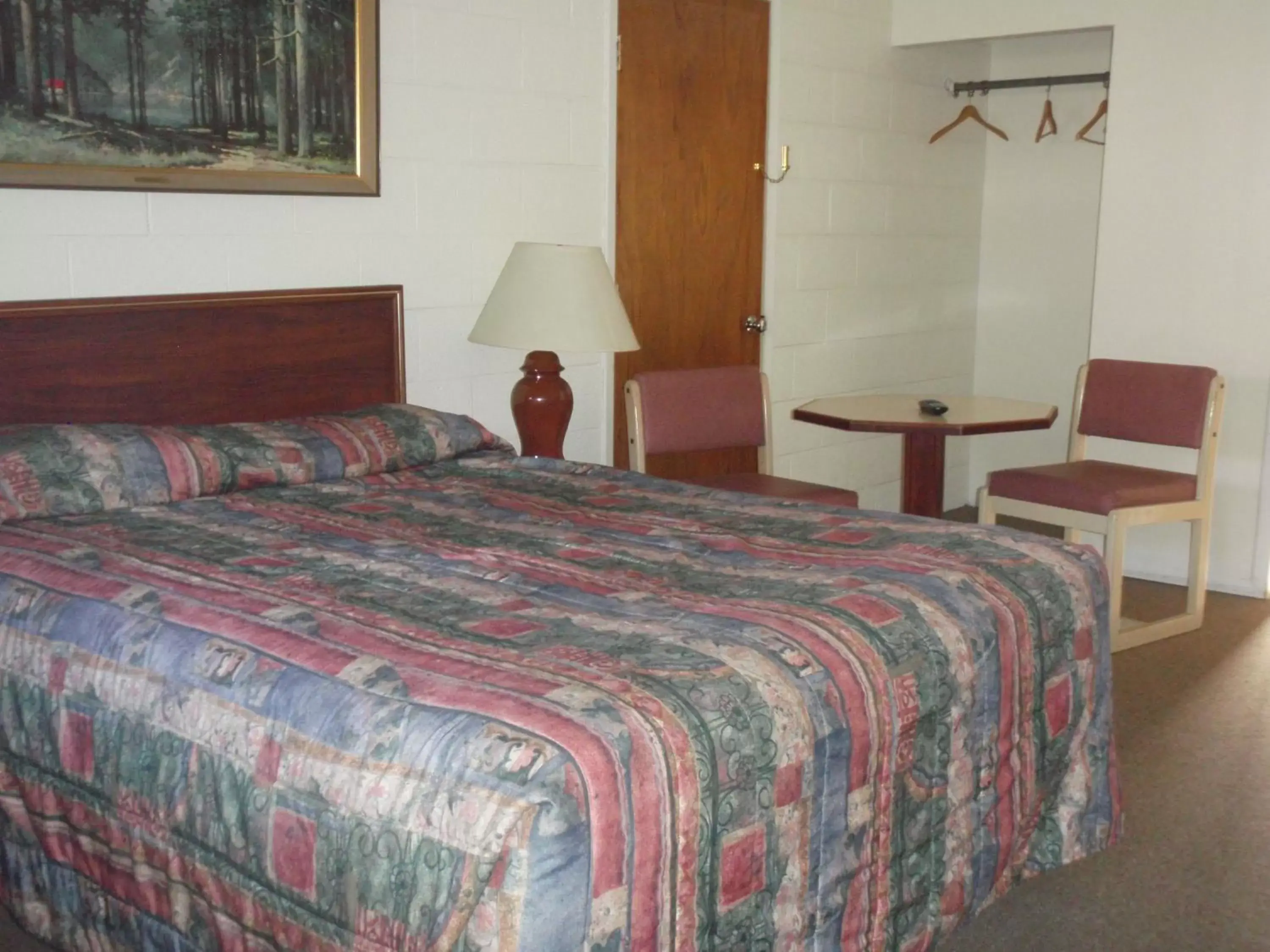 Photo of the whole room, Bed in Forest Lodge Motel