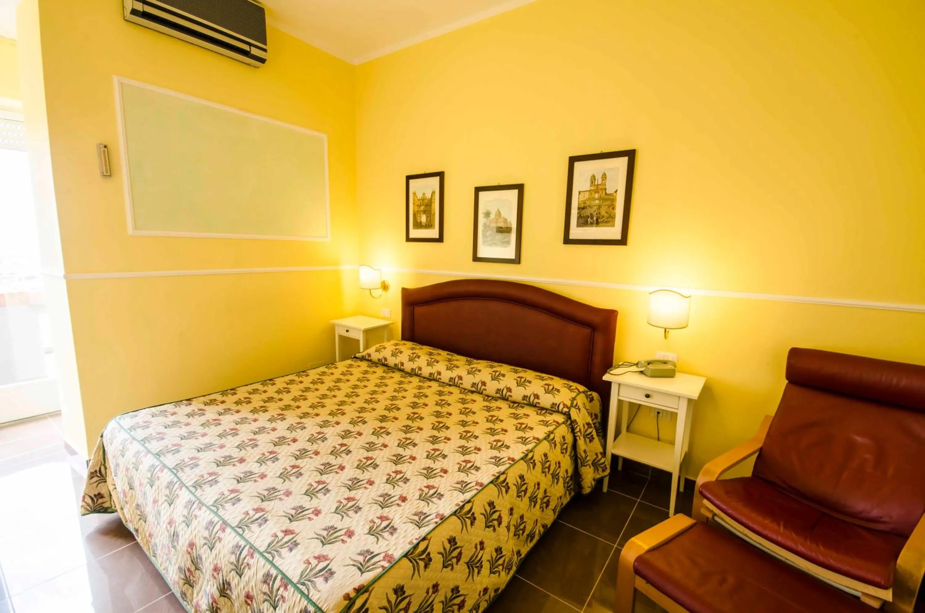 Photo of the whole room, Bed in Hotel Tarconte