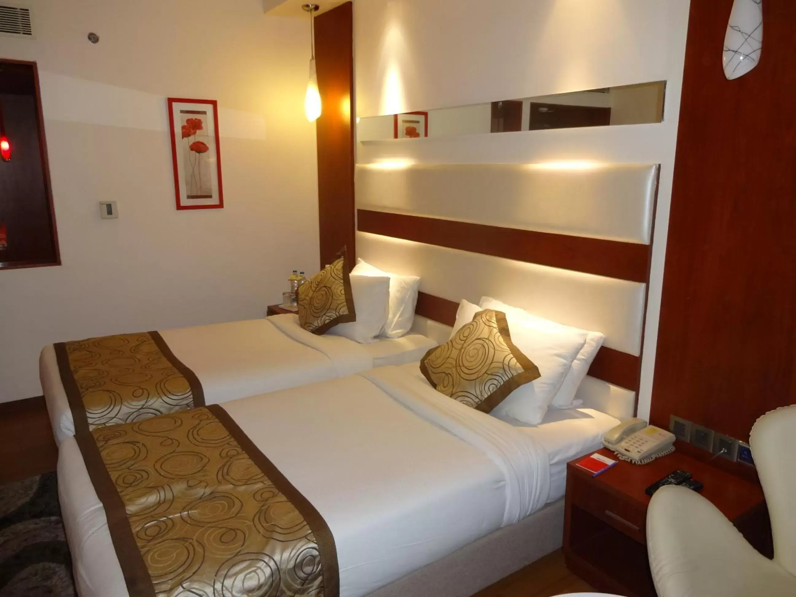 Photo of the whole room, Bed in Daspalla Hyderabad