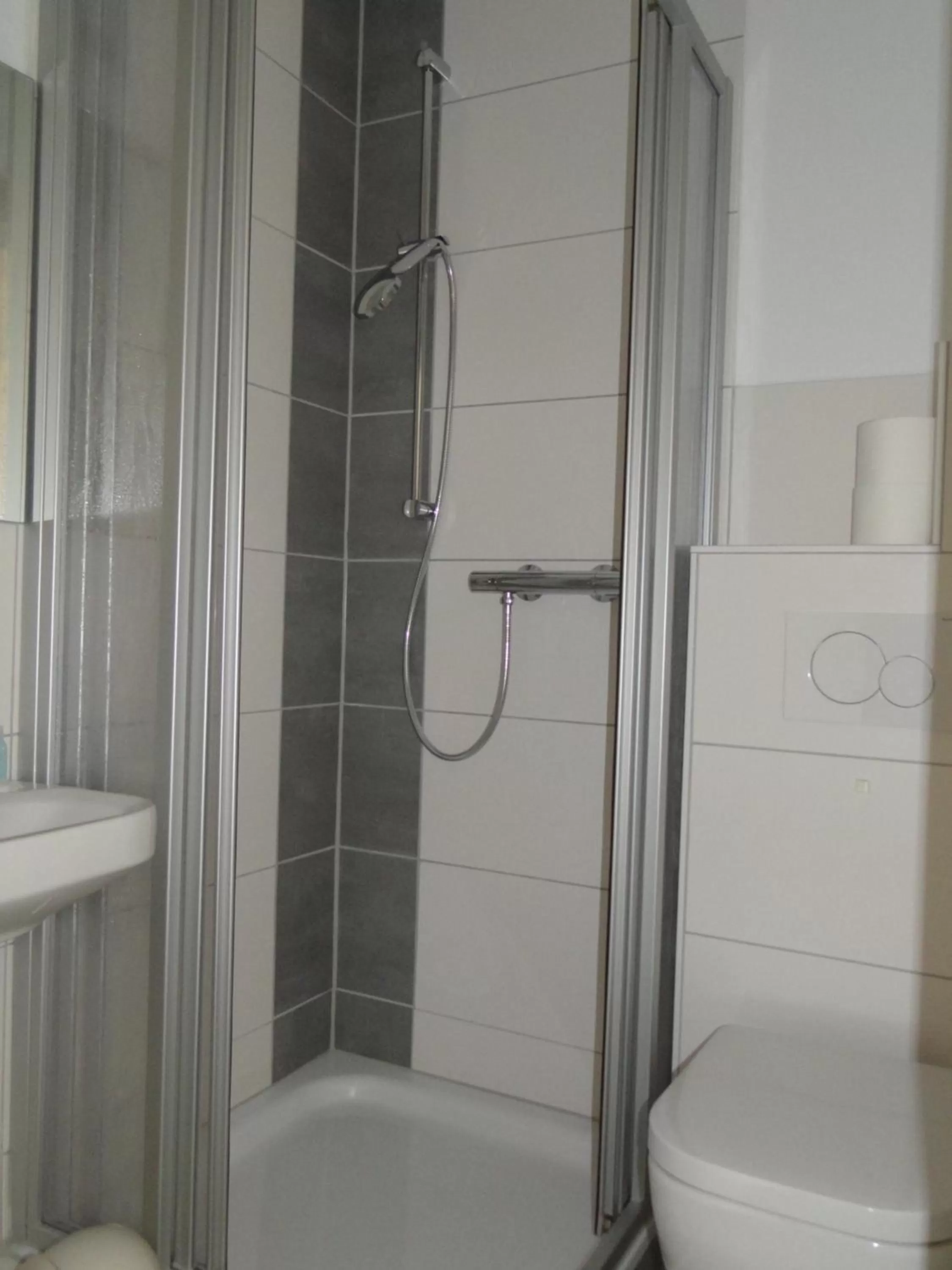 Shower, Bathroom in Ludwig-Harms-Haus Hermannsburg