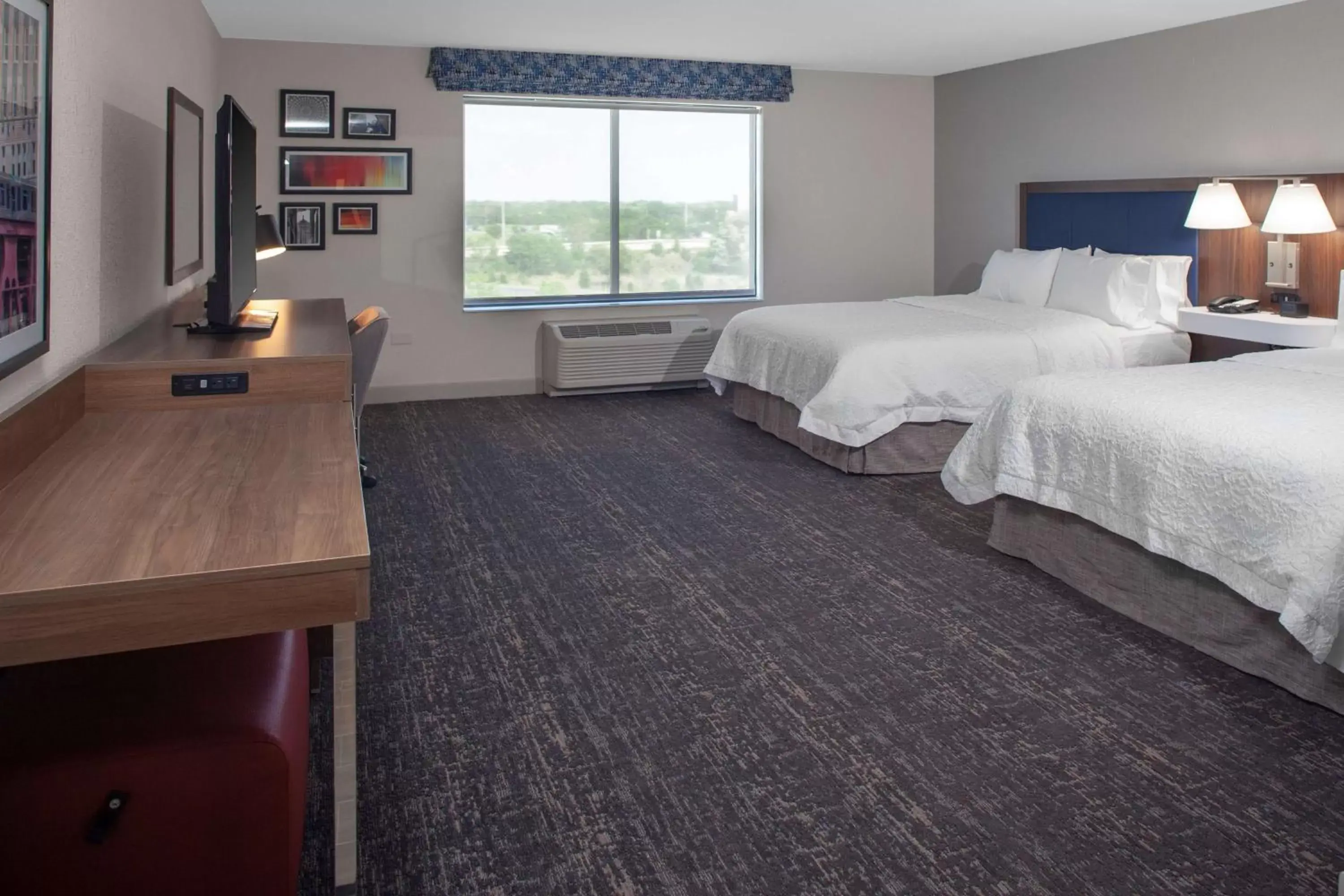 Bed in Hampton Inn & Suites Chicago-Burr Ridge