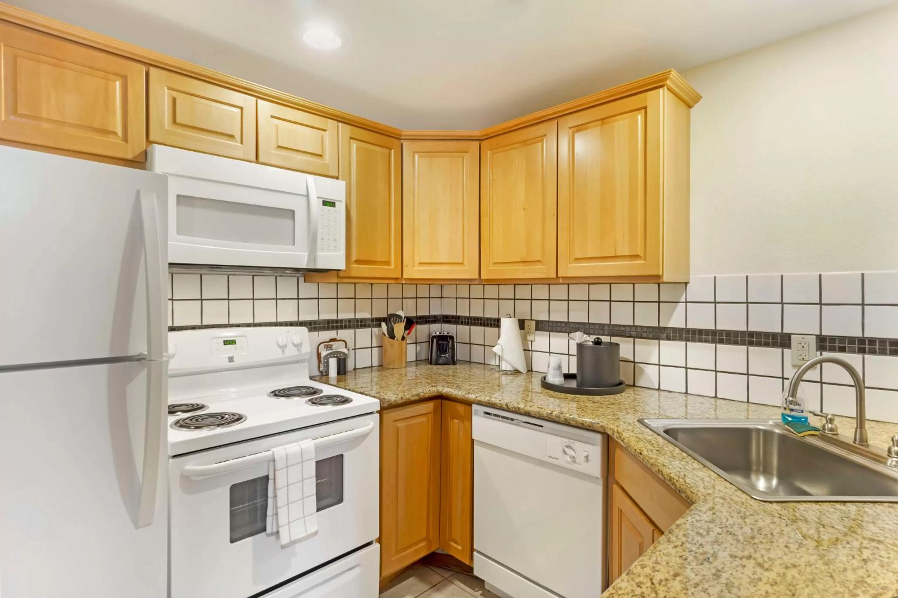 Kitchen or kitchenette in Best Western Plus The Inn at Horse Heaven