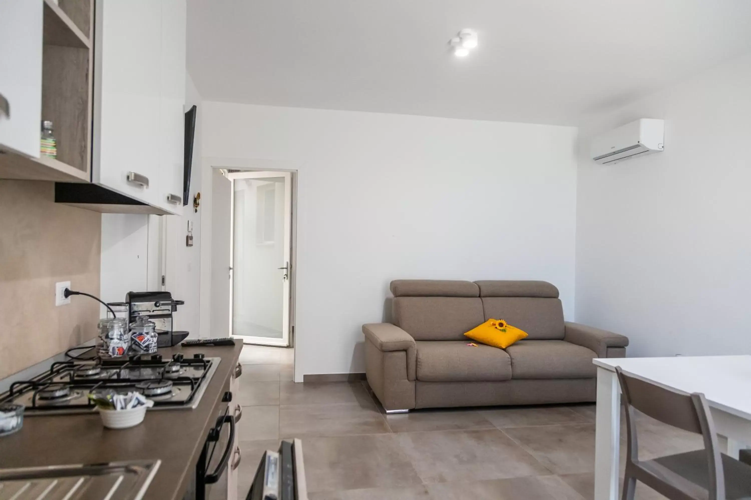 Living room, Kitchen/Kitchenette in La Collina di Montegrappa - Villa e Residence