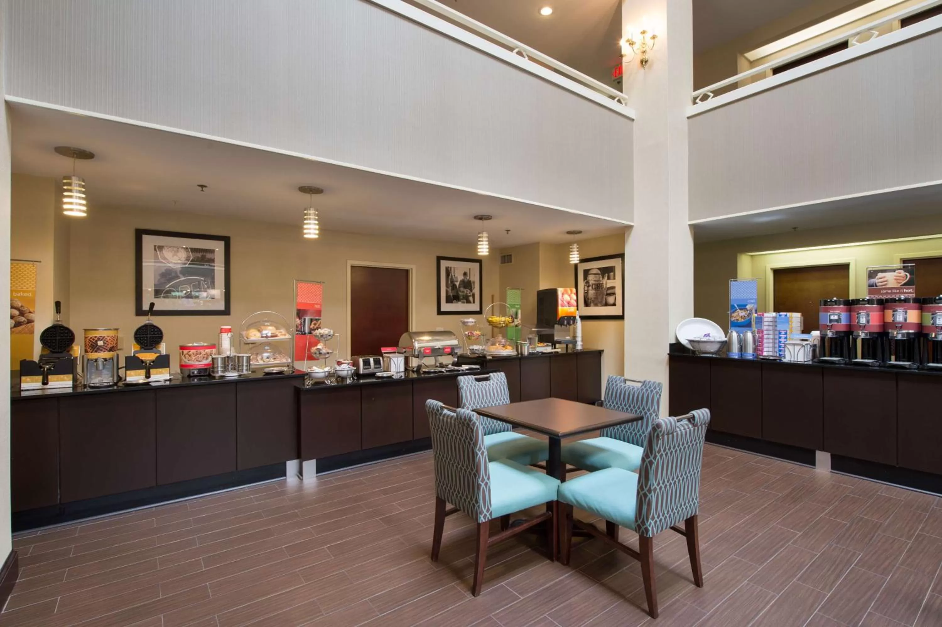 Dining area in Hampton Inn Cornelia
