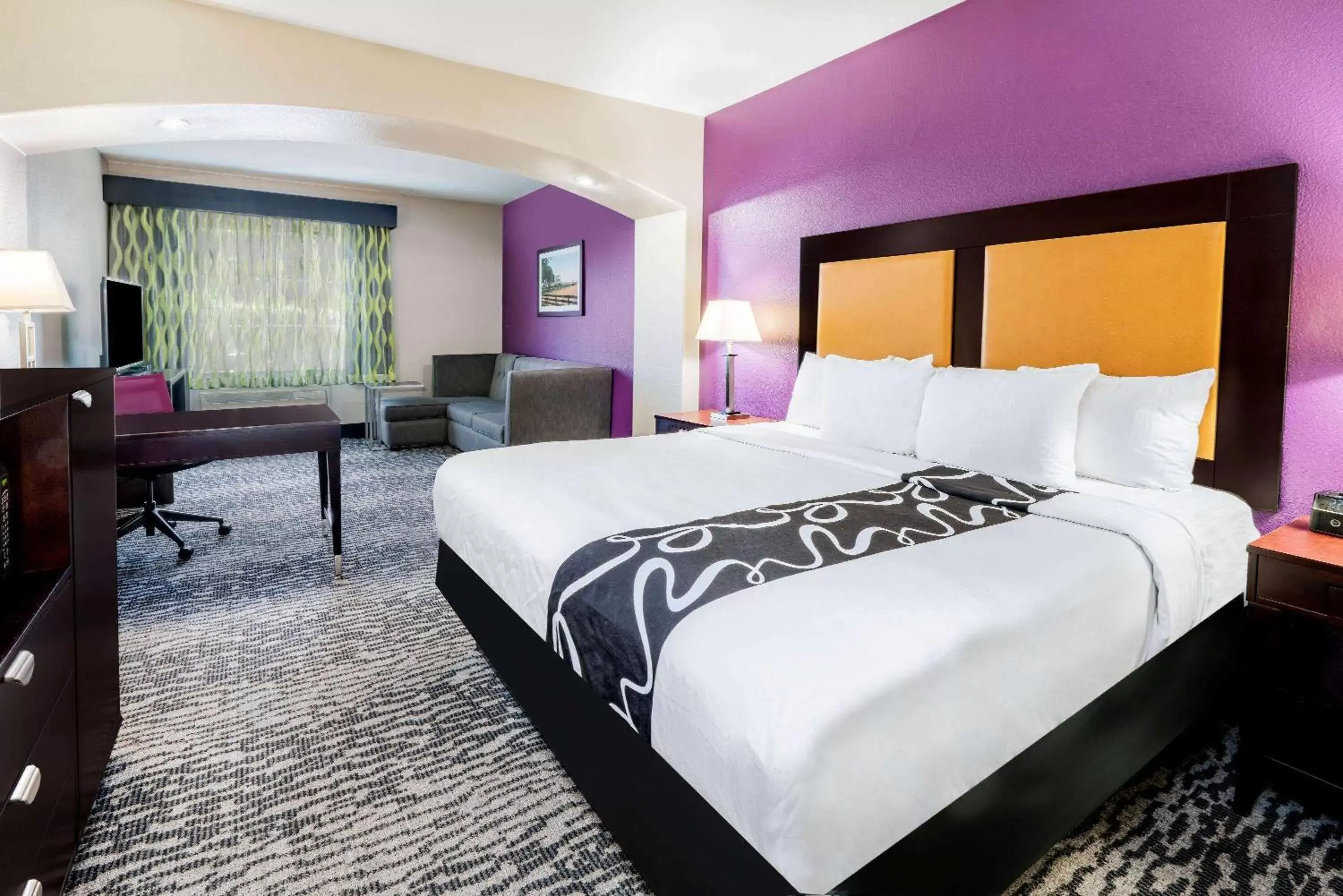 Photo of the whole room, Bed in La Quinta by Wyndham DFW Airport West - Bedford