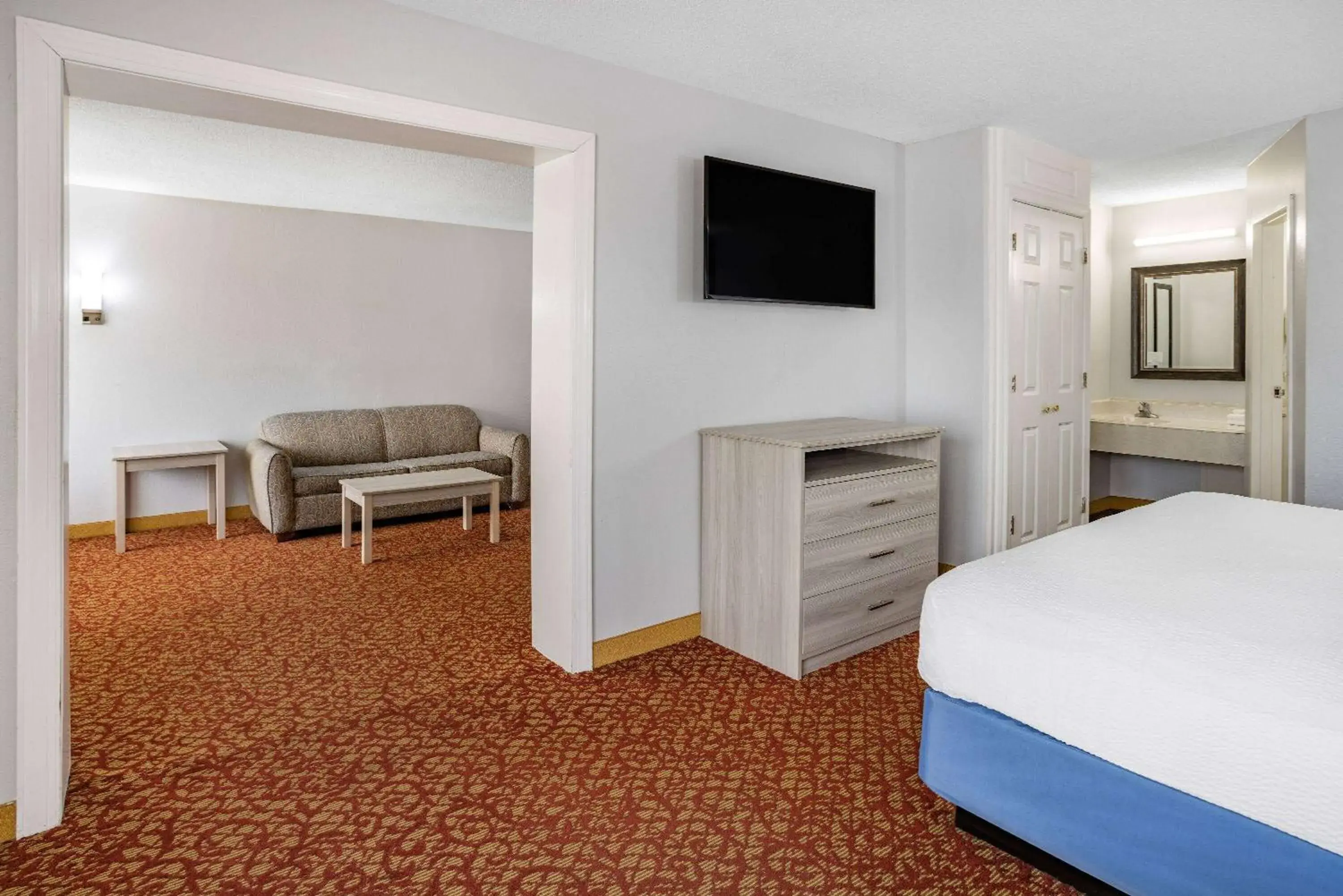 Bed, TV/Entertainment Center in Days Inn & Suites by Wyndham Colonial