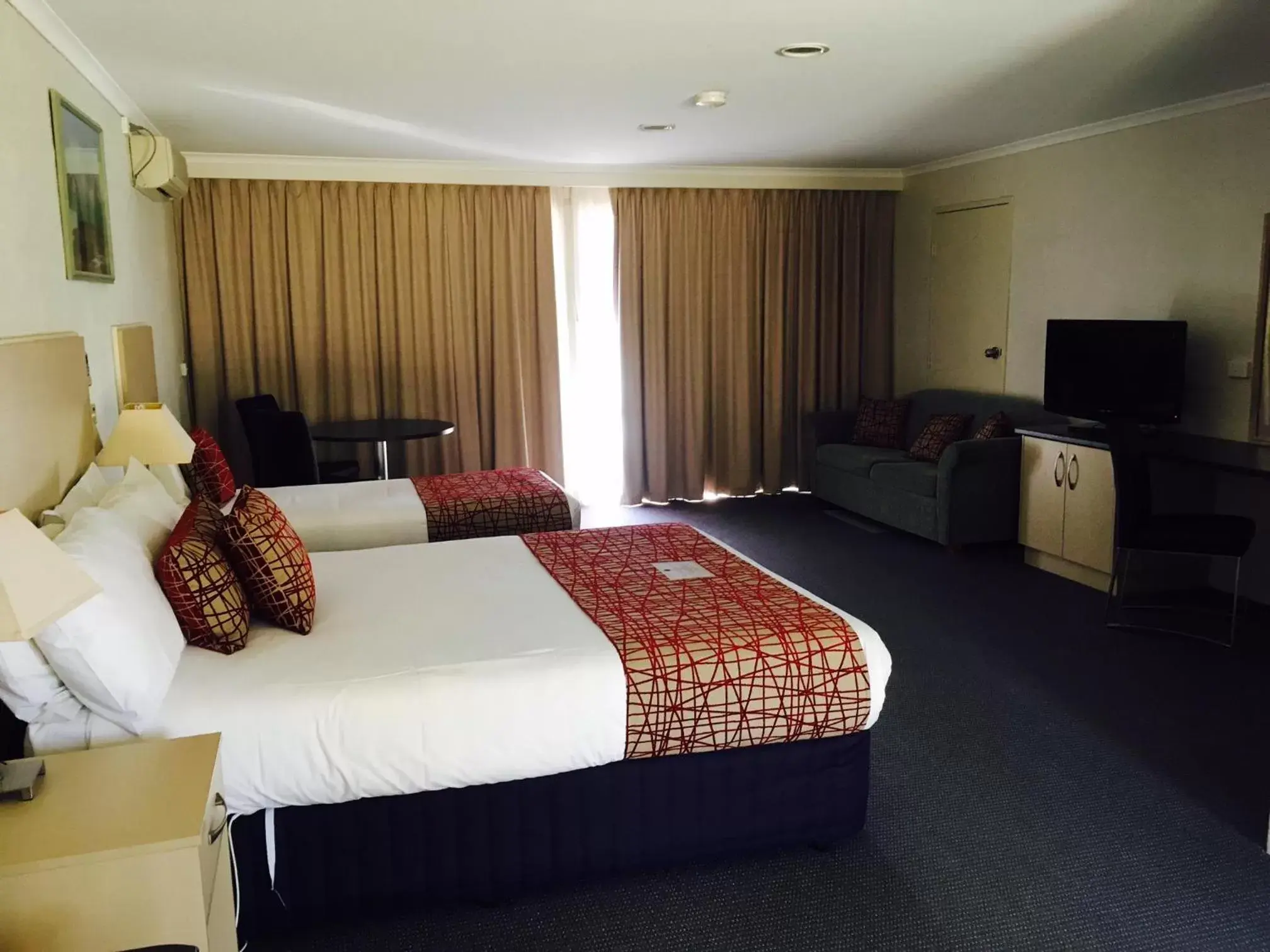 Photo of the whole room, Bed in Fairway Motor Inn