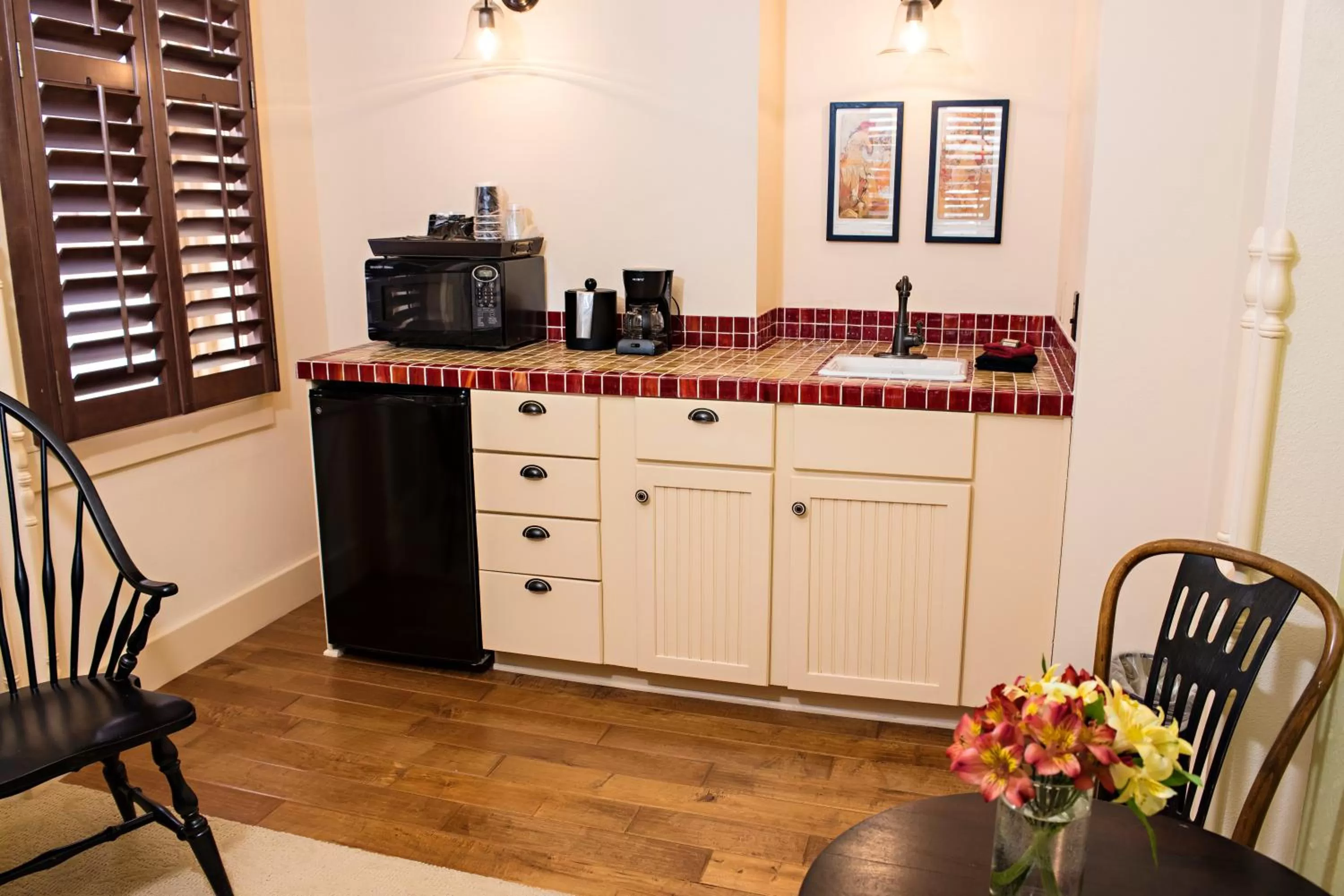 Coffee/tea facilities in Chamberlin Inn