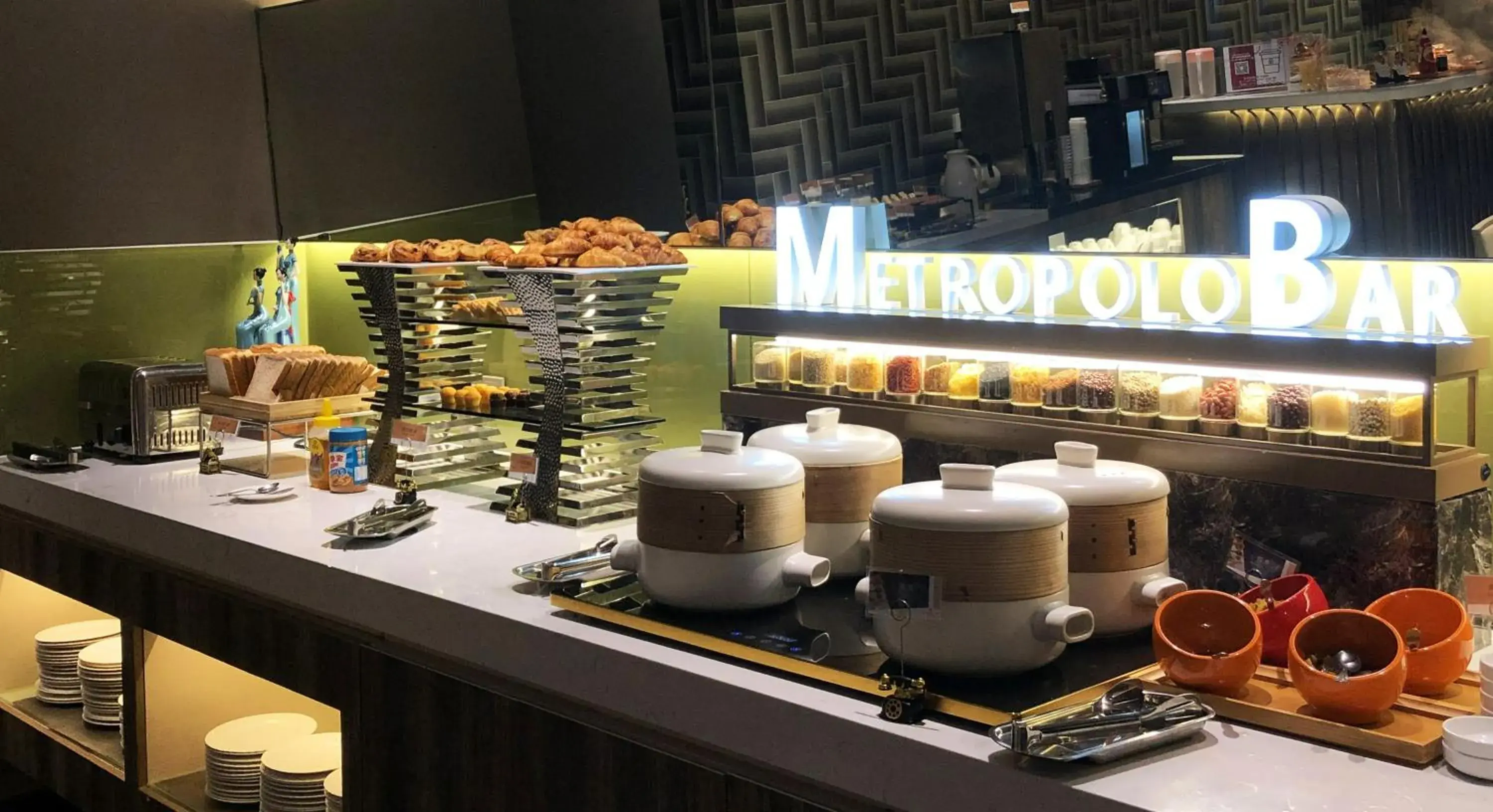Buffet breakfast in Metropolo Classiq Dahua Hotel Shanghai Jingan