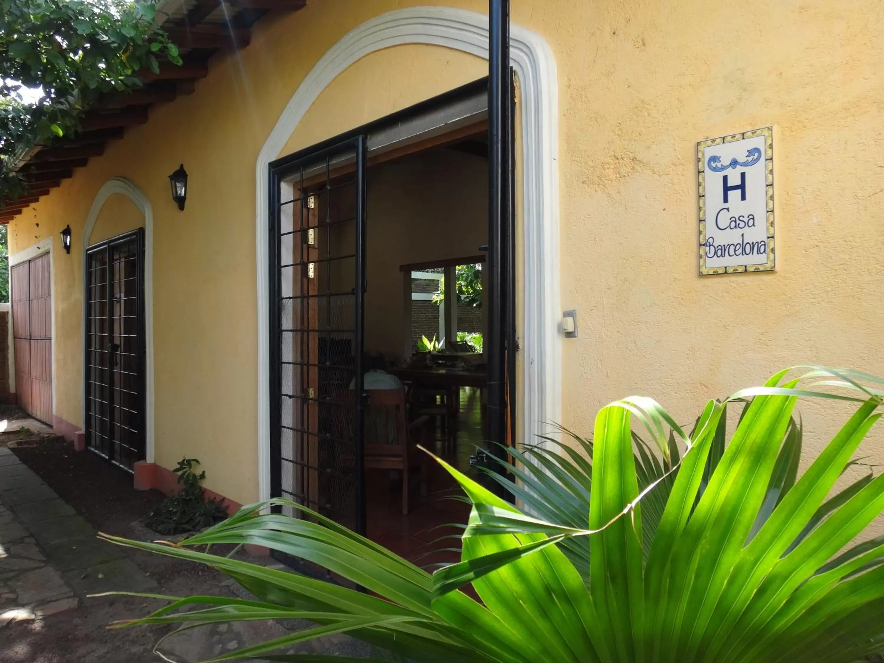 Facade/entrance in Hotel Casa Barcelona